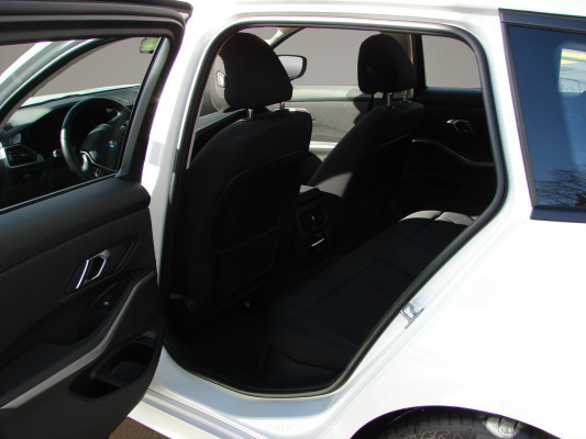 BMW 320d xDrive 48V Touring-image-13