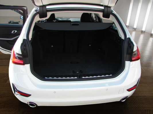 BMW 320d xDrive 48V Touring-image-8