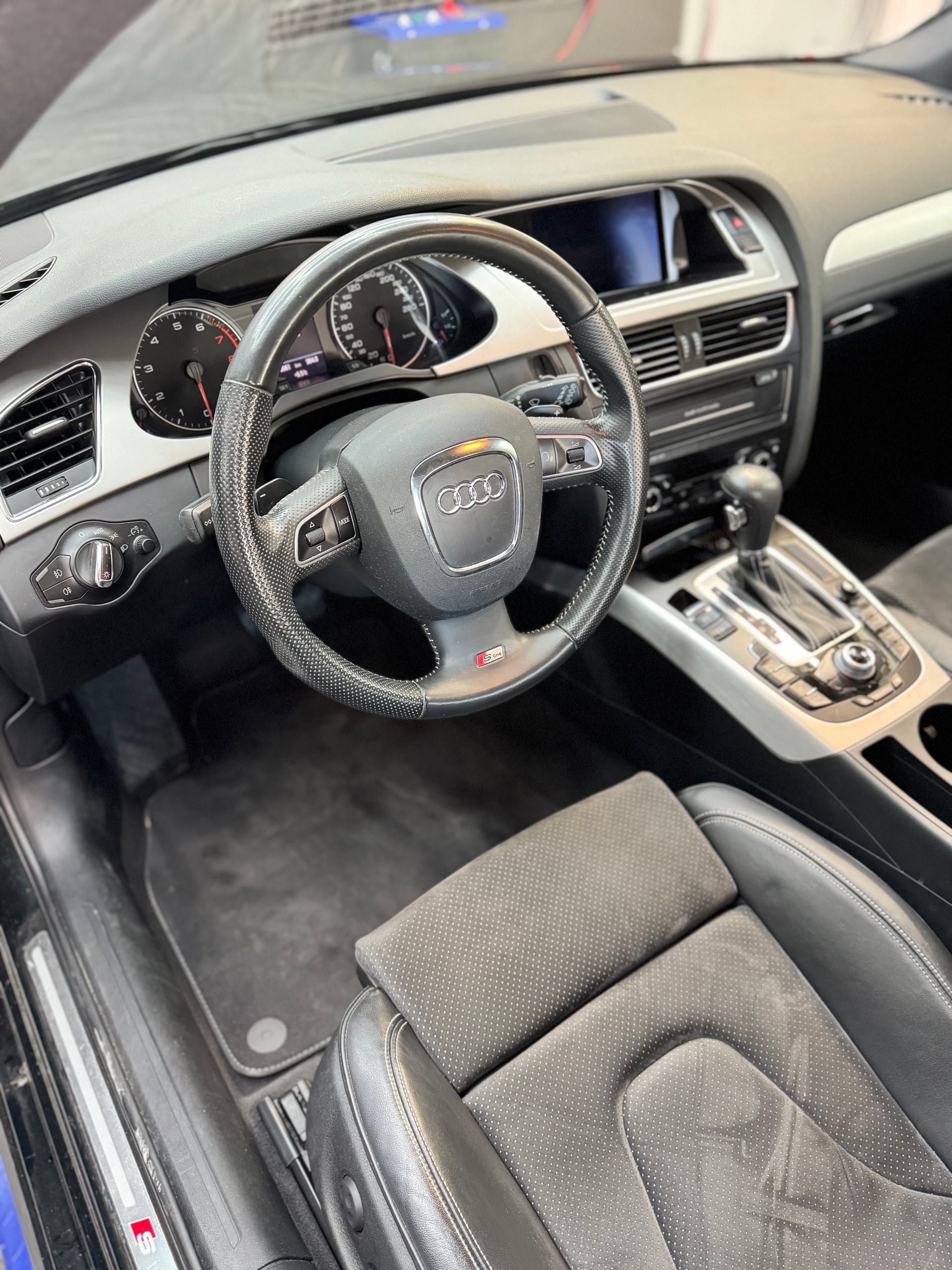 AUDI A4 Avant 2.0 TFSI quattro S-tronic-image-11