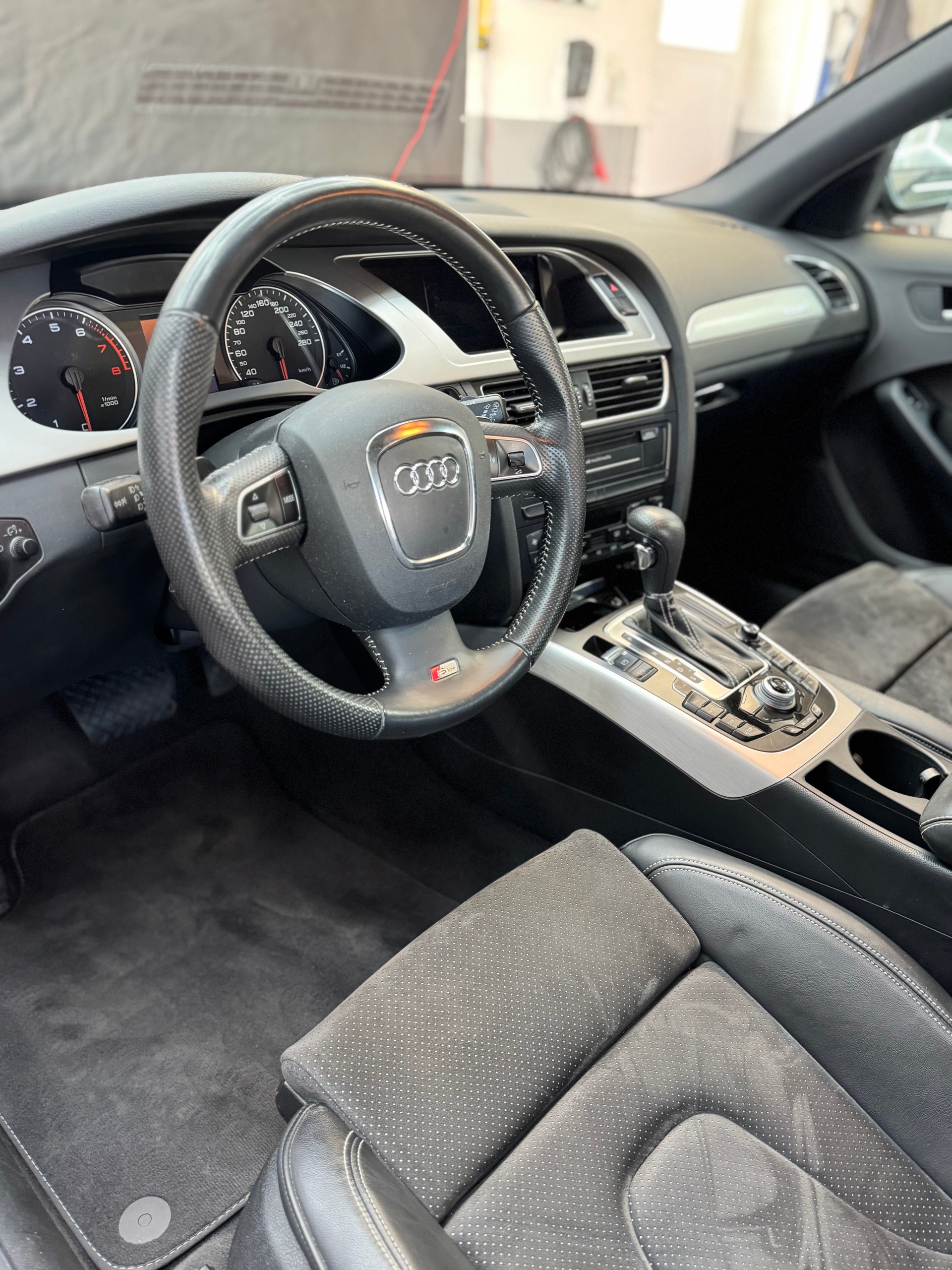 AUDI A4 Avant 2.0 TFSI quattro S-tronic-image-12