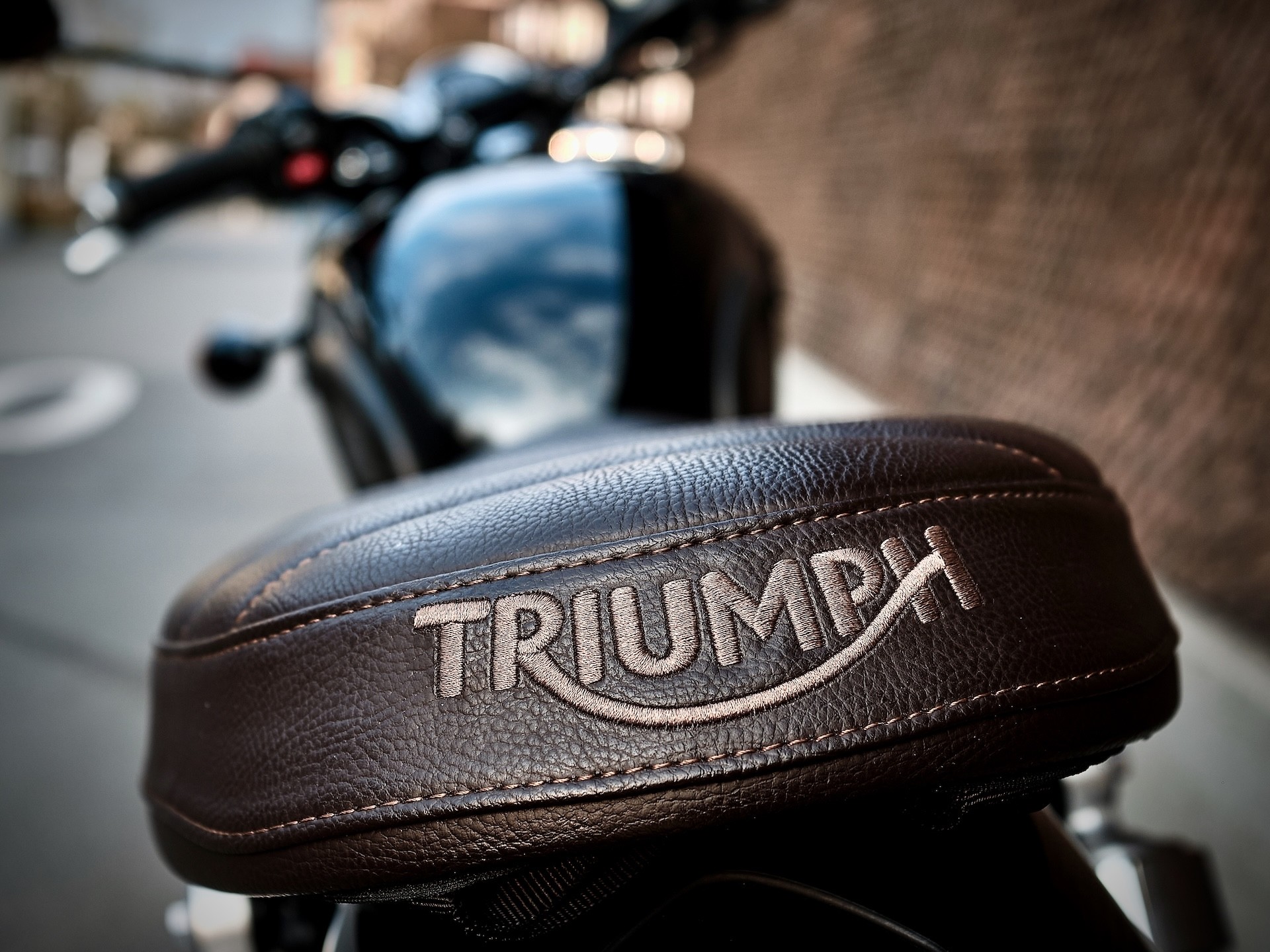 TRIUMPH Bonneville 900 T 100 ABS-image-4