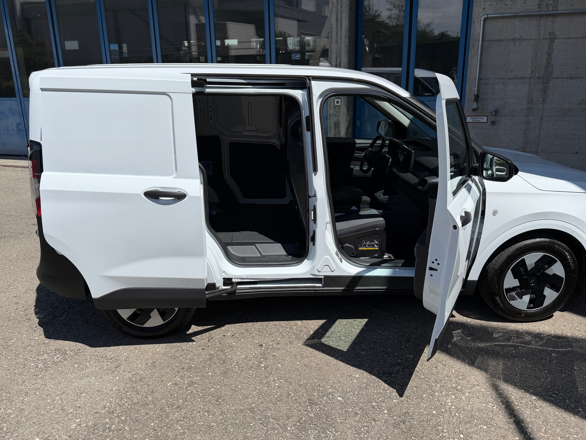 FORD E-Transit ⚡ Courier Van Trend 5 J. Garantie-image-7