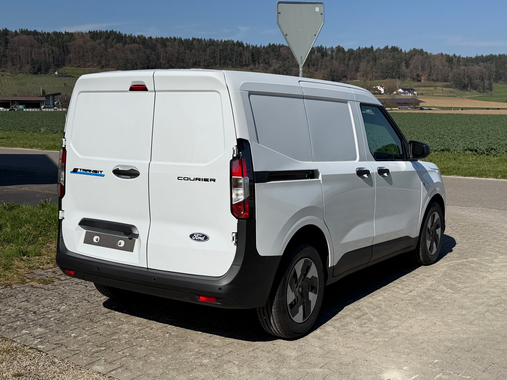 FORD E-Transit ⚡ Courier Van Trend 5 J. Garantie-showroom-element-2