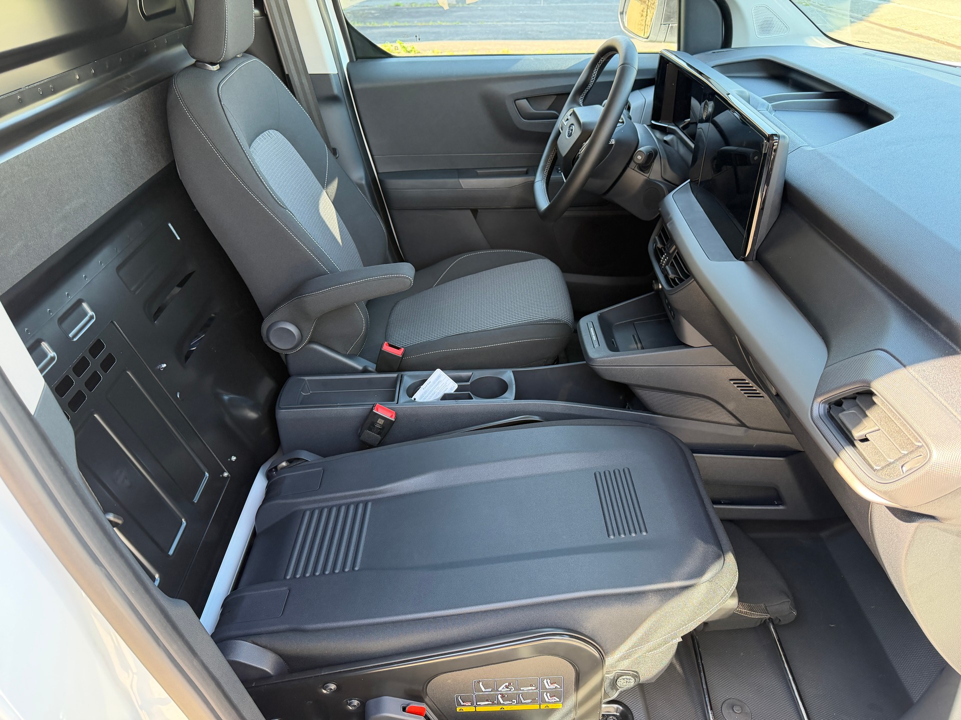 FORD E-Transit ⚡ Courier Van Trend 5 J. Garantie-image-9