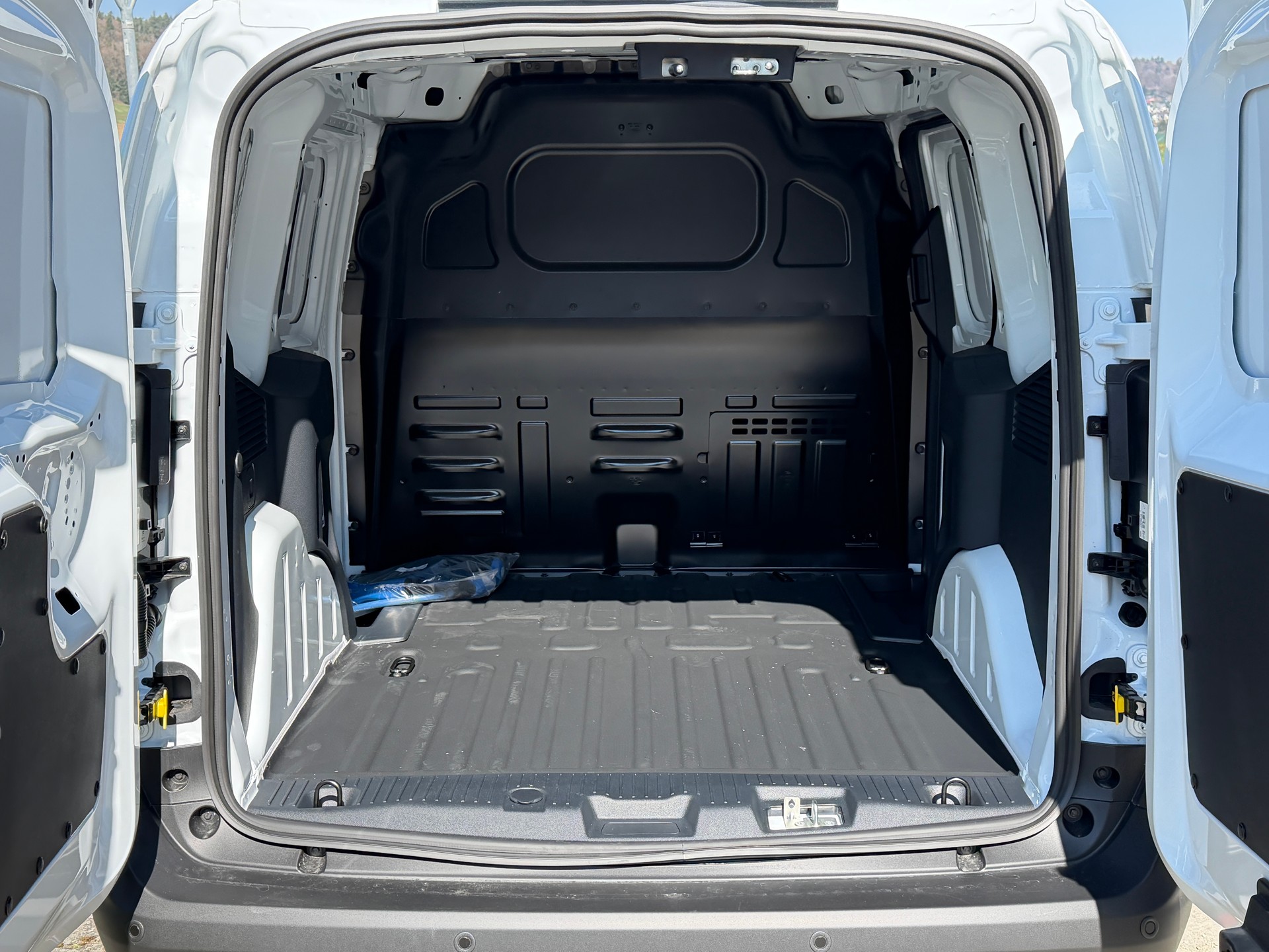 FORD E-Transit ⚡ Courier Van Trend 5 J. Garantie-image-12