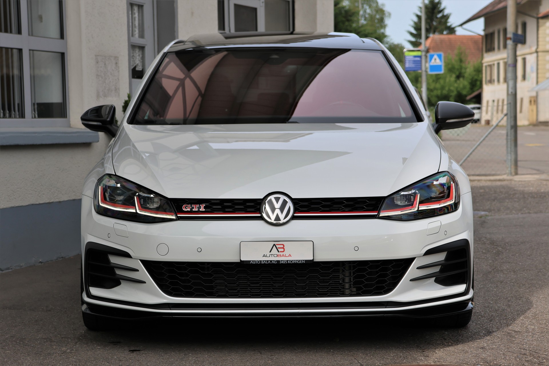VW Golf 2.0 TSI GTI TCR DSG (CH)-showroom-element-1