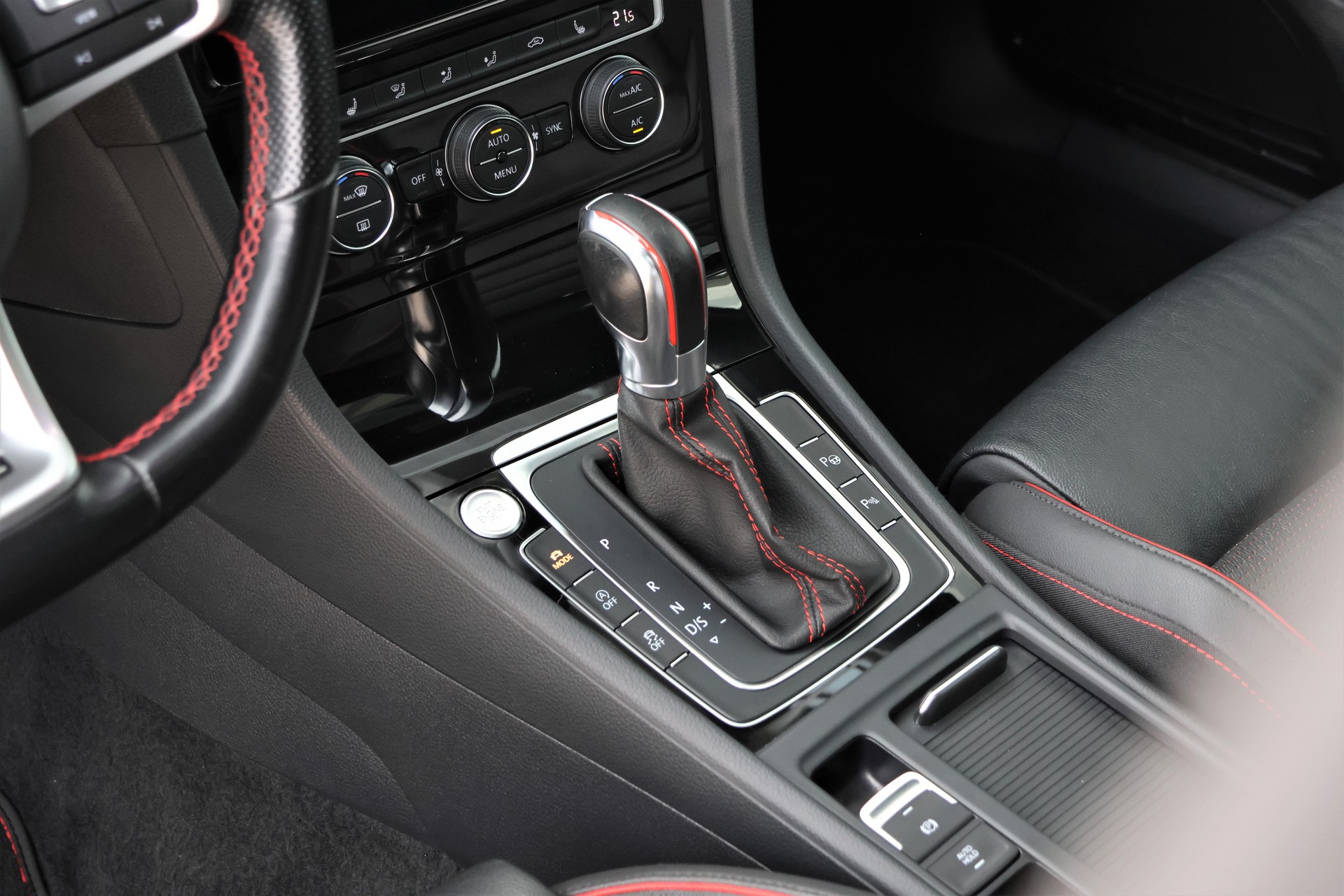 VW Golf 2.0 TSI GTI TCR DSG (CH)-image-11