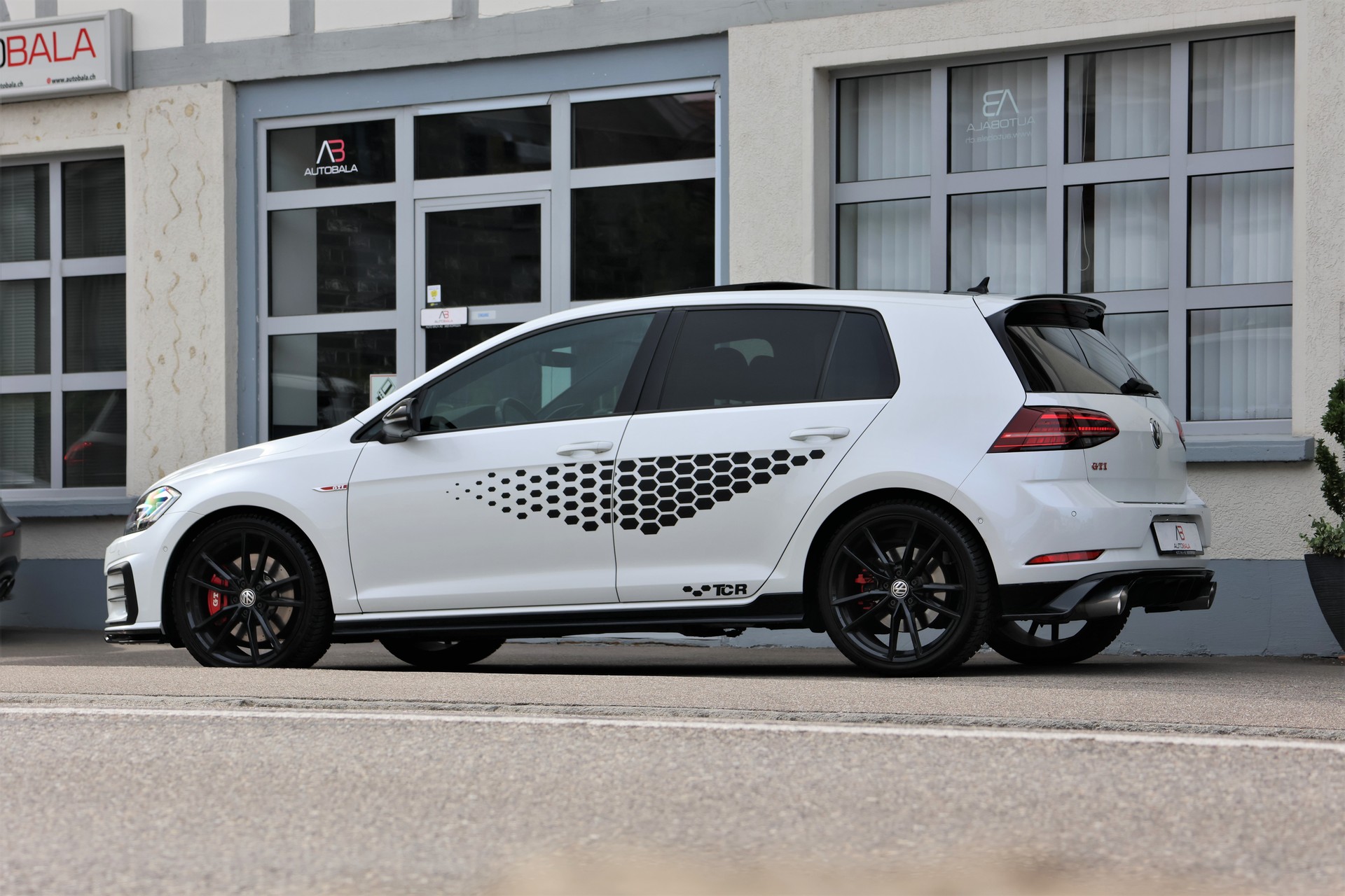 VW Golf 2.0 TSI GTI TCR DSG (CH)-showroom-element-3