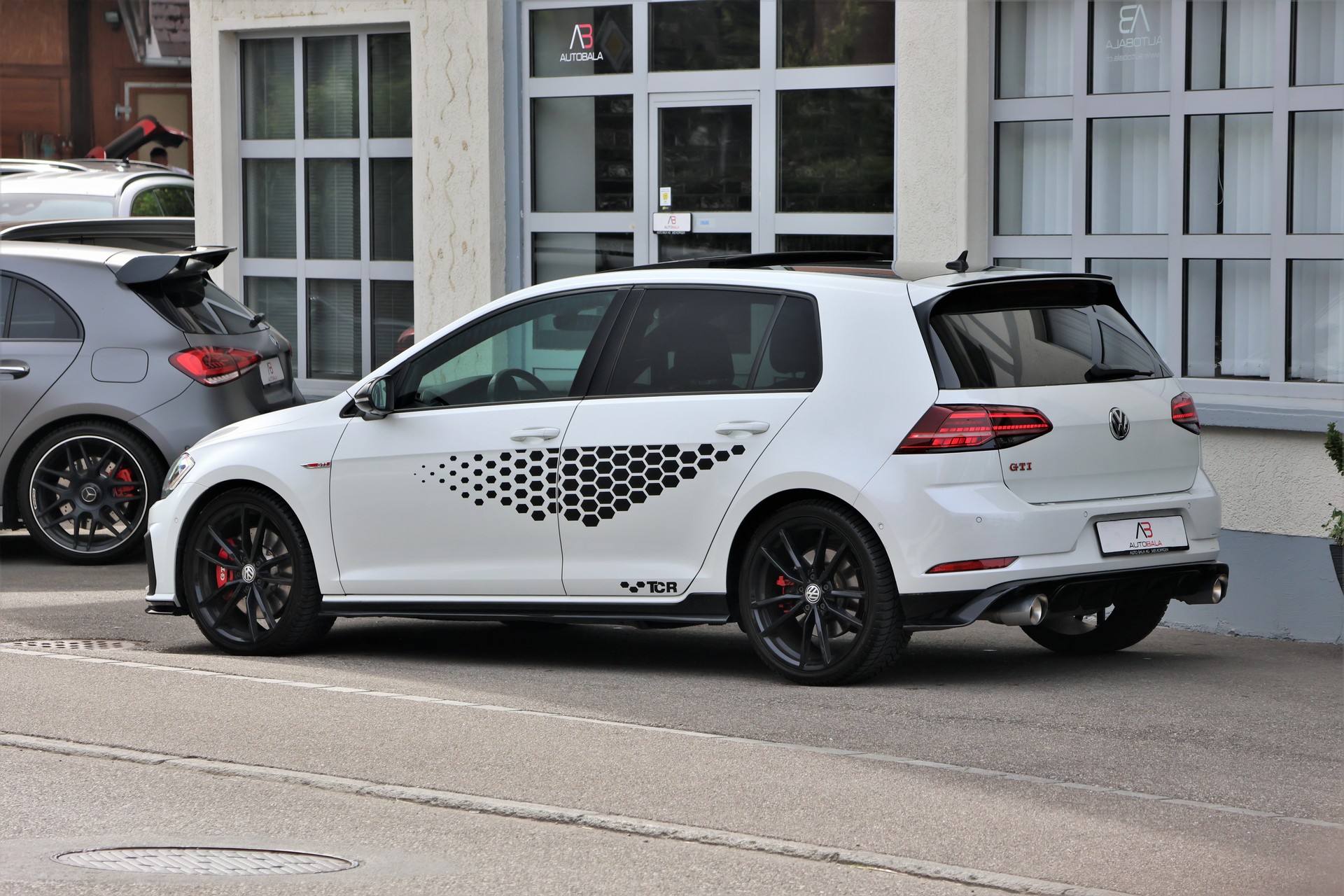 VW Golf 2.0 TSI GTI TCR DSG (CH)-image-4