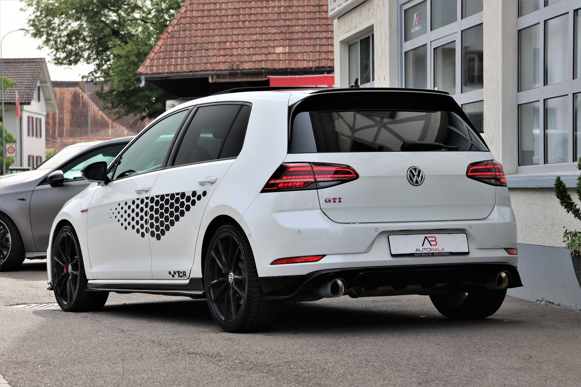 VW Golf 2.0 TSI GTI TCR DSG (CH)-showroom-element-2