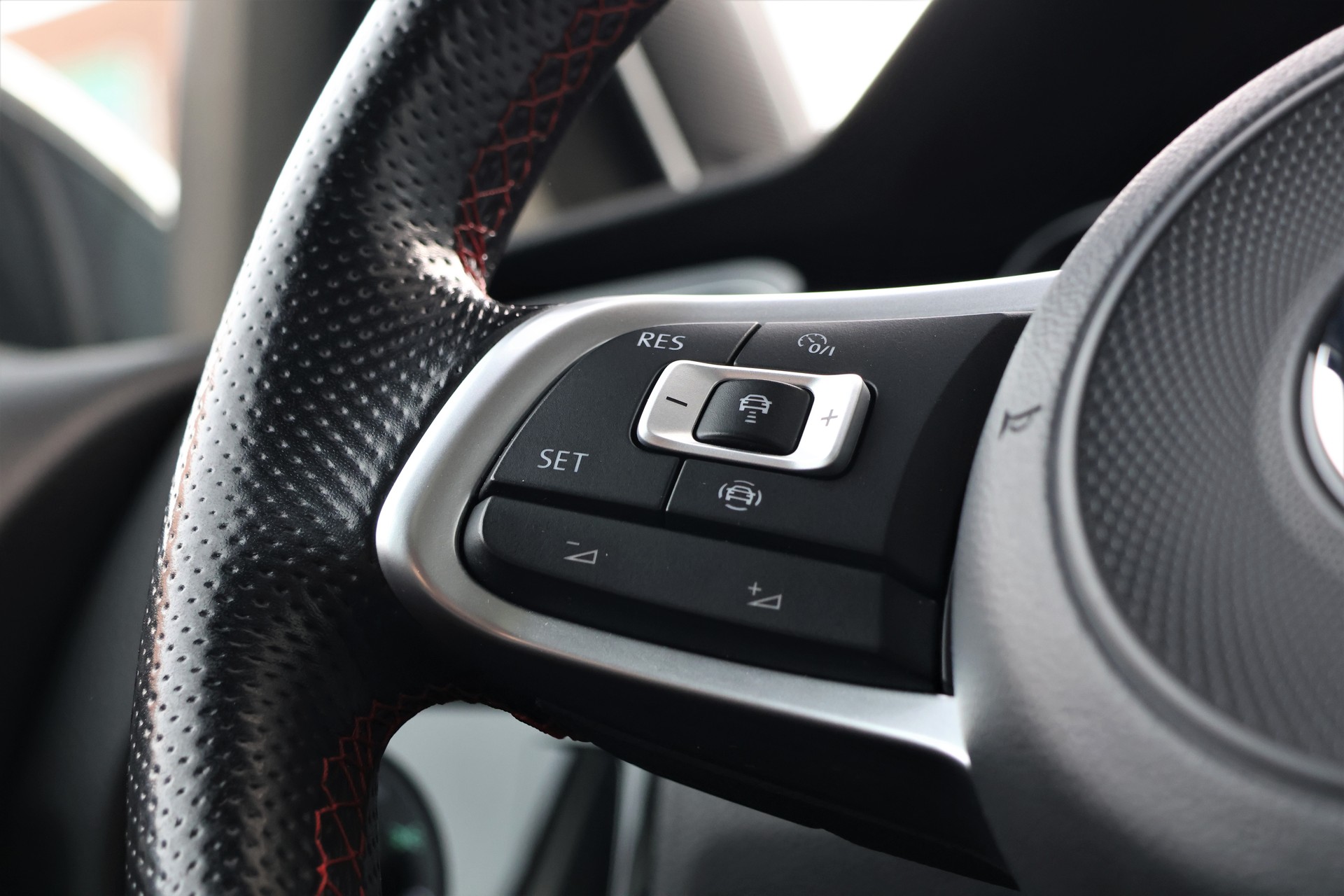 VW Golf 2.0 TSI GTI TCR DSG (CH)-image-16