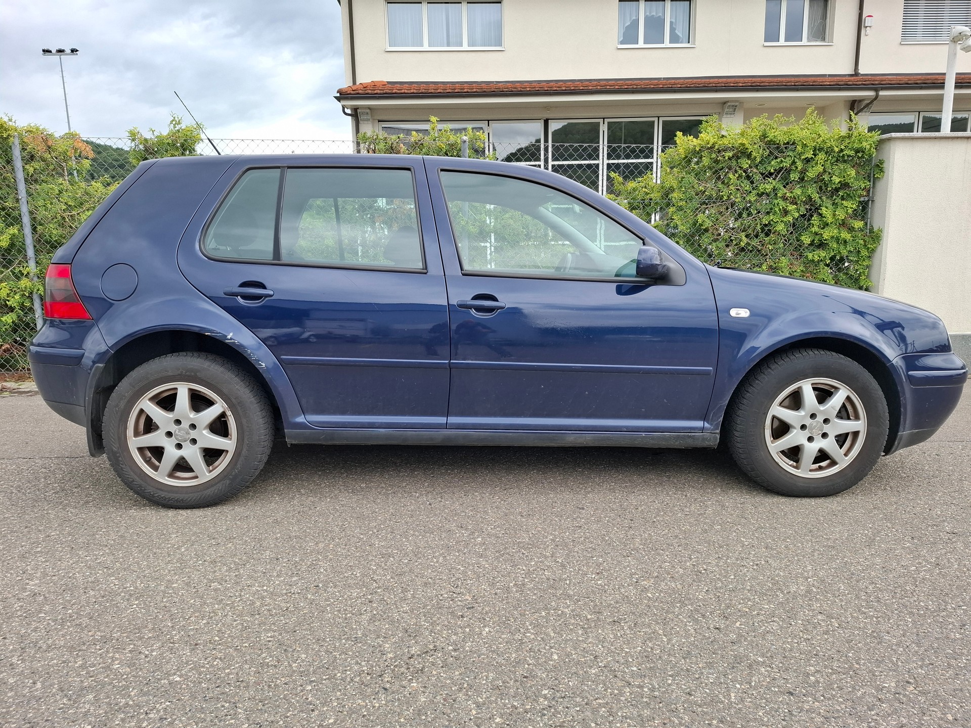 VW GOLF-showroom-element-1