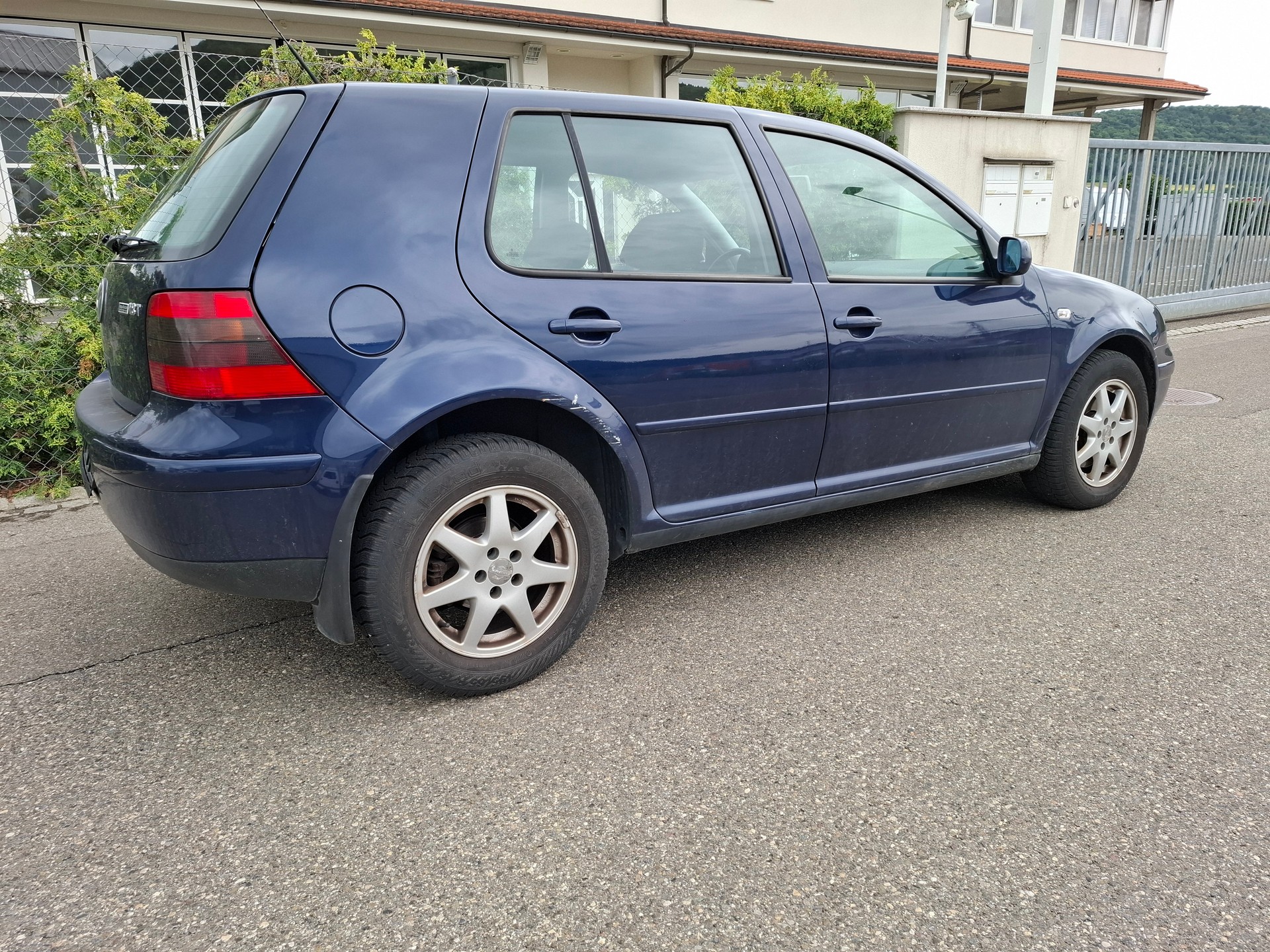 VW GOLF-showroom-element-2