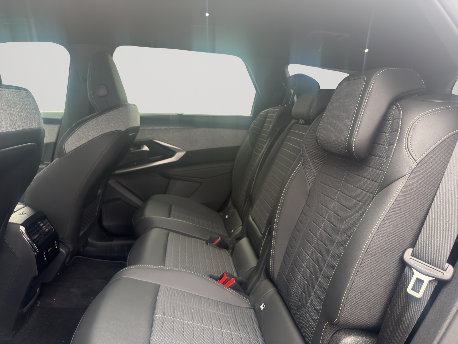 PEUGEOT 5008 1.2 Hybrid 145 GT-image-7