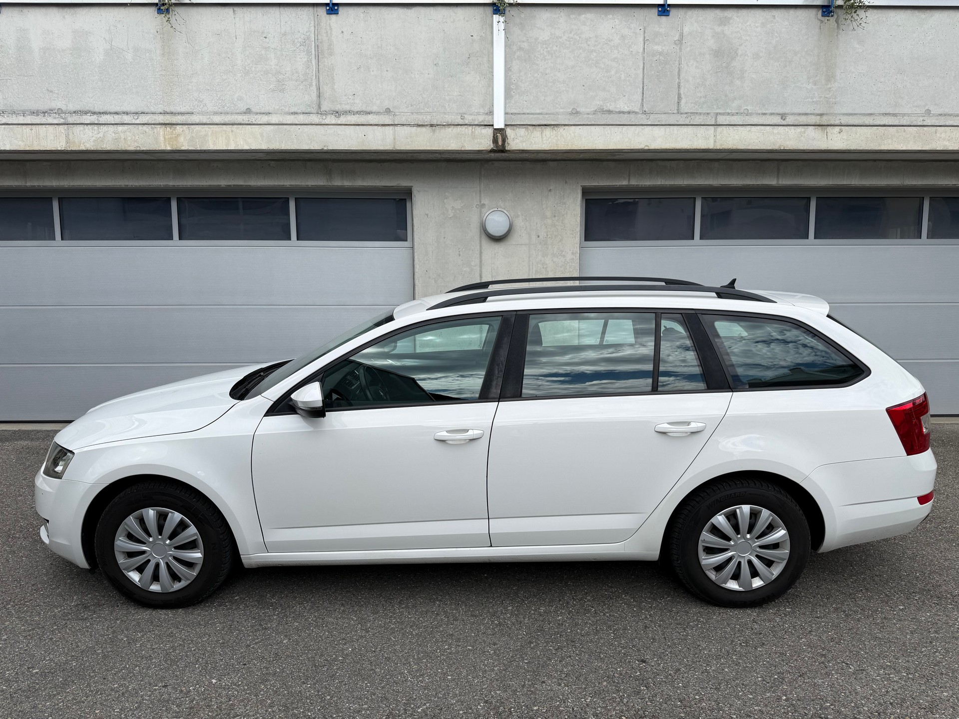 SKODA Octavia Combi 1.6 TDI Ambition-image-6