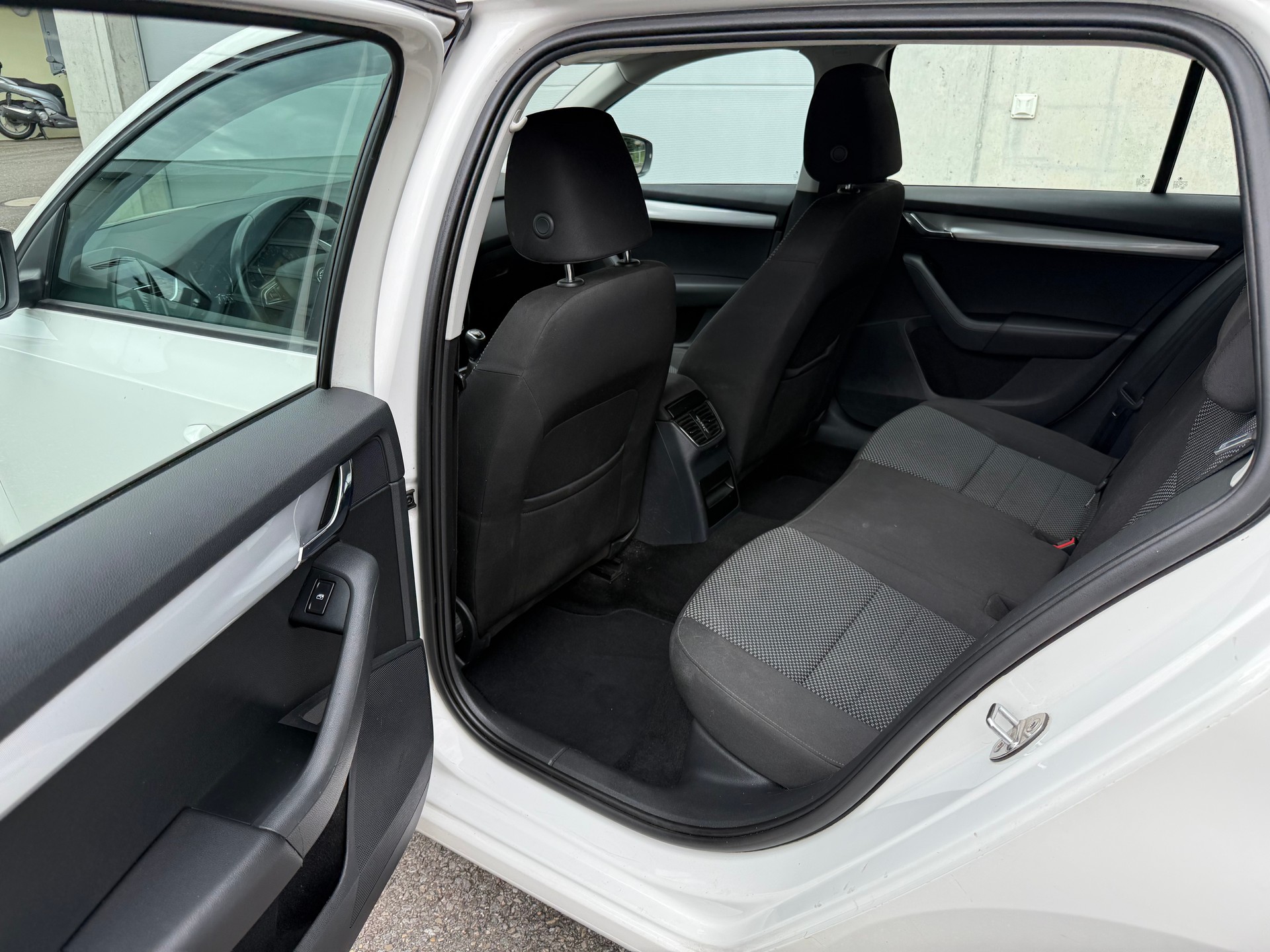 SKODA Octavia Combi 1.6 TDI Ambition-image-21