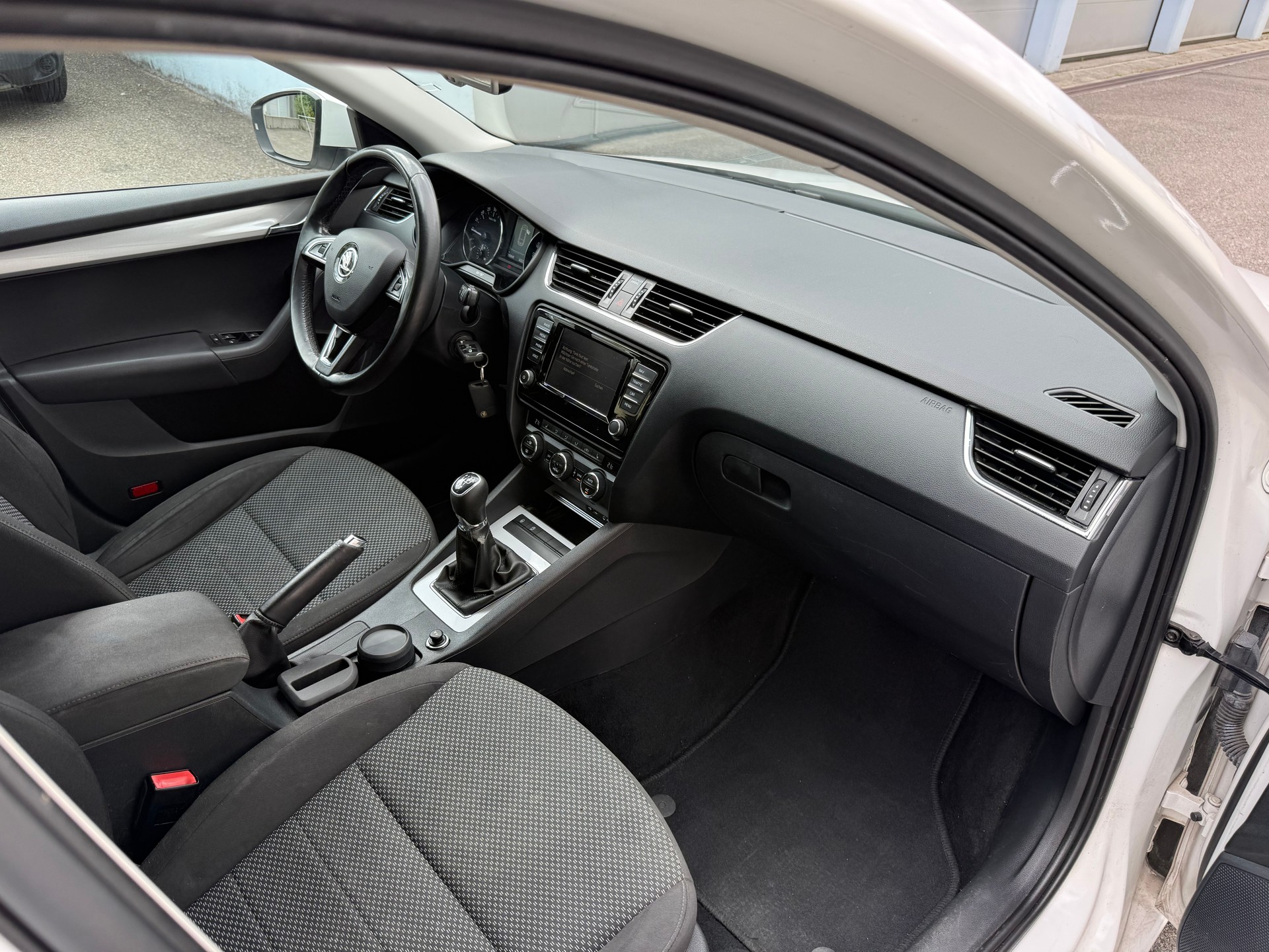 SKODA Octavia Combi 1.6 TDI Ambition-image-10