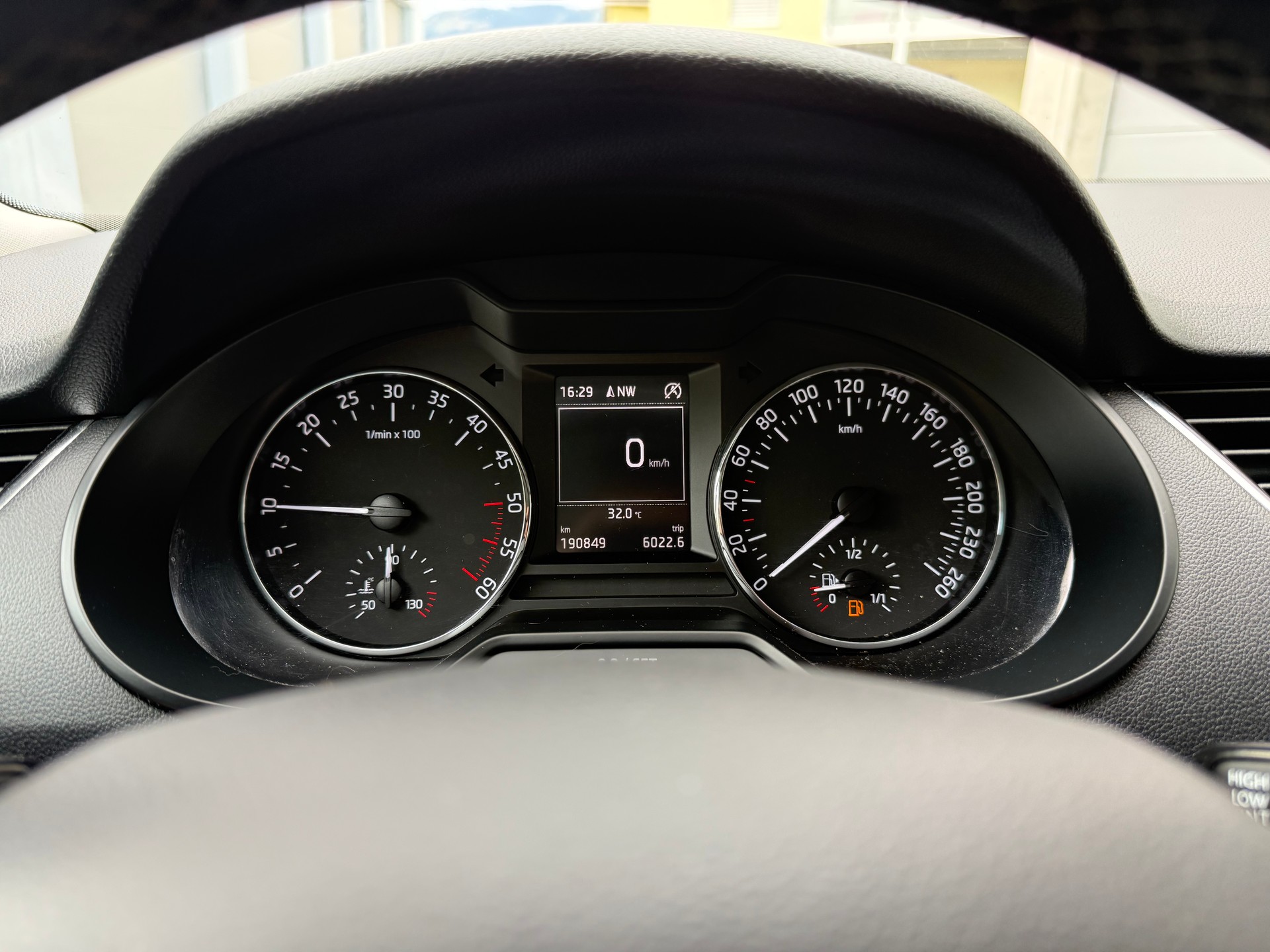 SKODA Octavia Combi 1.6 TDI Ambition-image-13