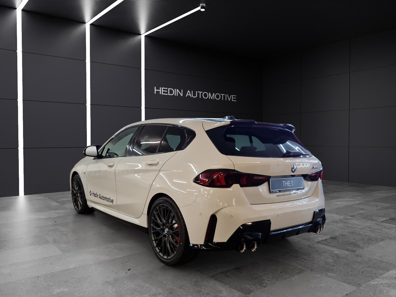 BMW M135i xDrive-showroom-element-2