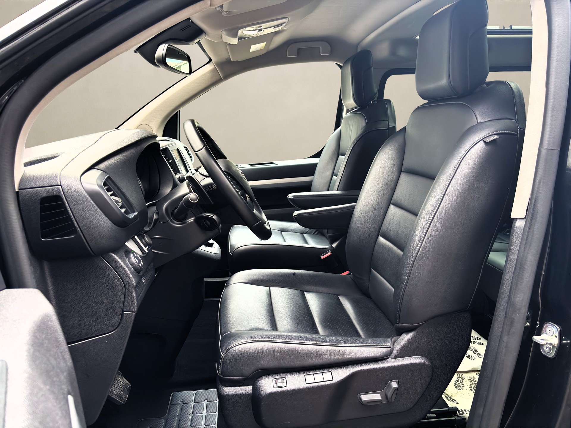 TOYOTA Proace Verso 2.0 D-4D VIP ❗TOP-AUSSTATTUNG❗Medium Automatic ✅CH-Fahrzeug & 8-fach bereift✅-image-8