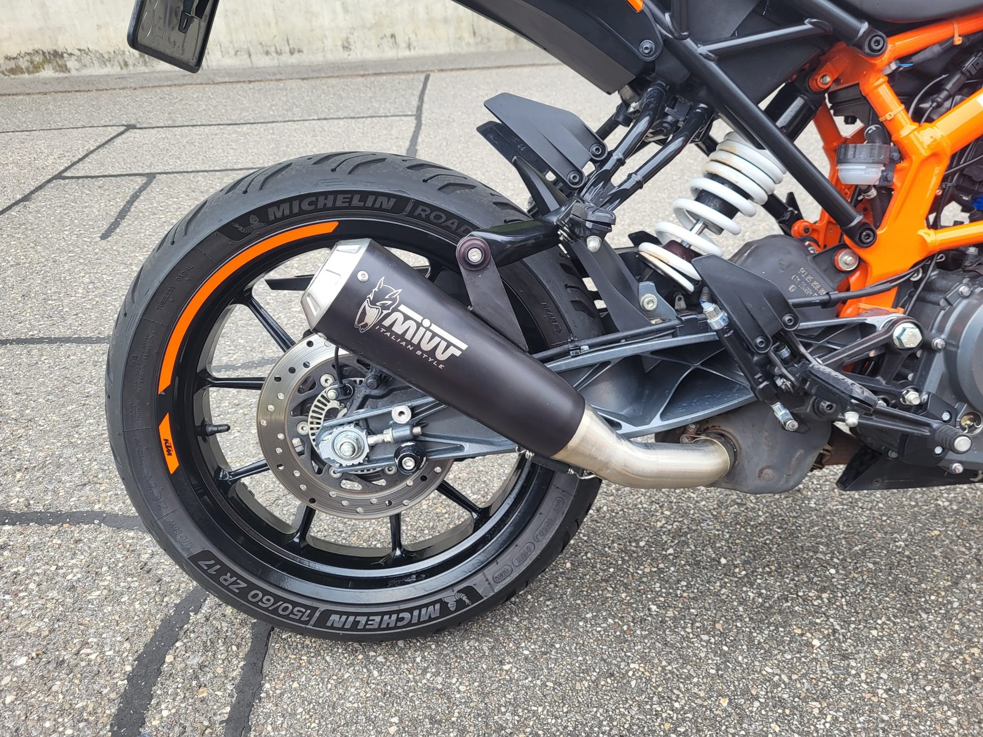KTM 390 Duke-image-5