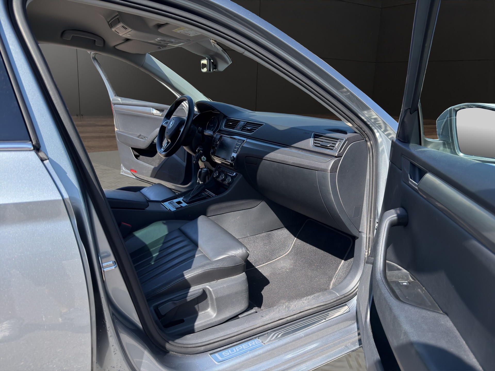 SKODA Superb Combi 2.0 TDi Style DSG-image-12
