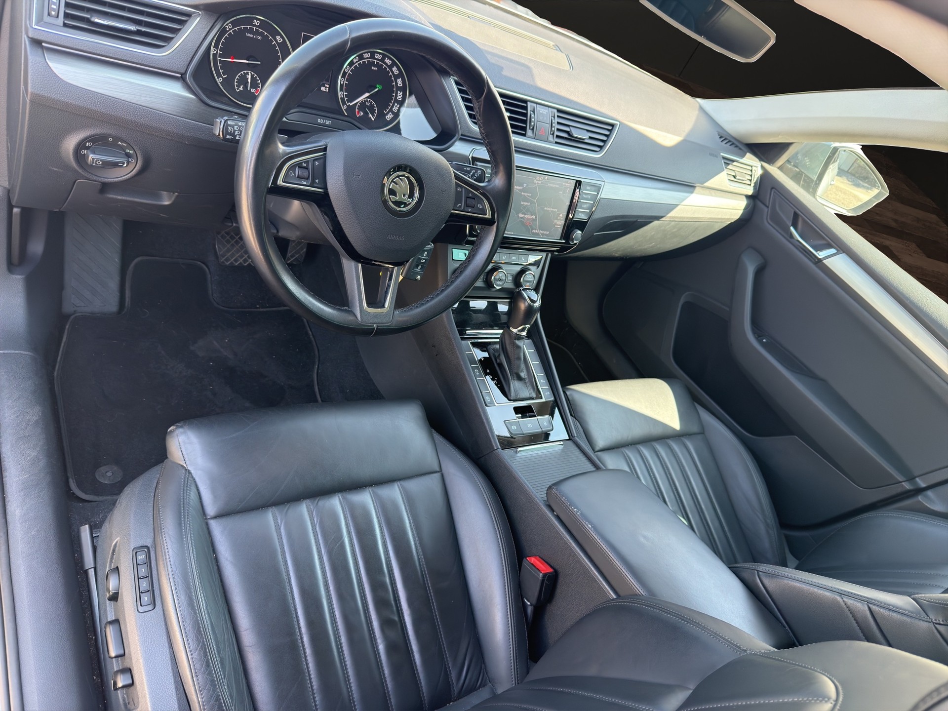 SKODA Superb Combi 2.0 TDi Style DSG-image-11