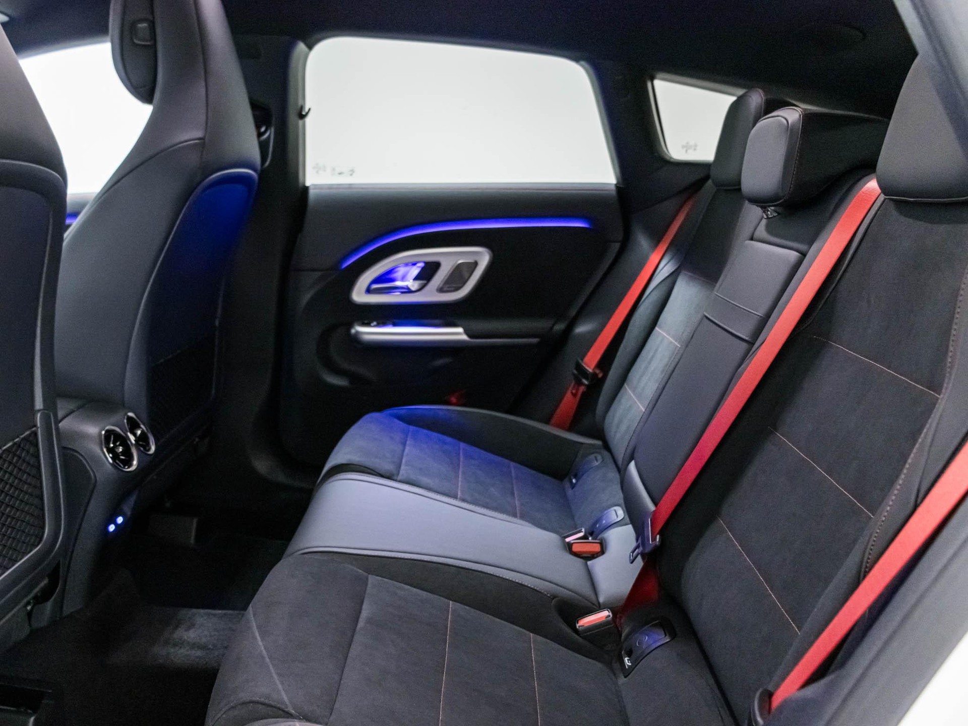 MERCEDES-BENZ CLA 220 4MATIC SB-image-7