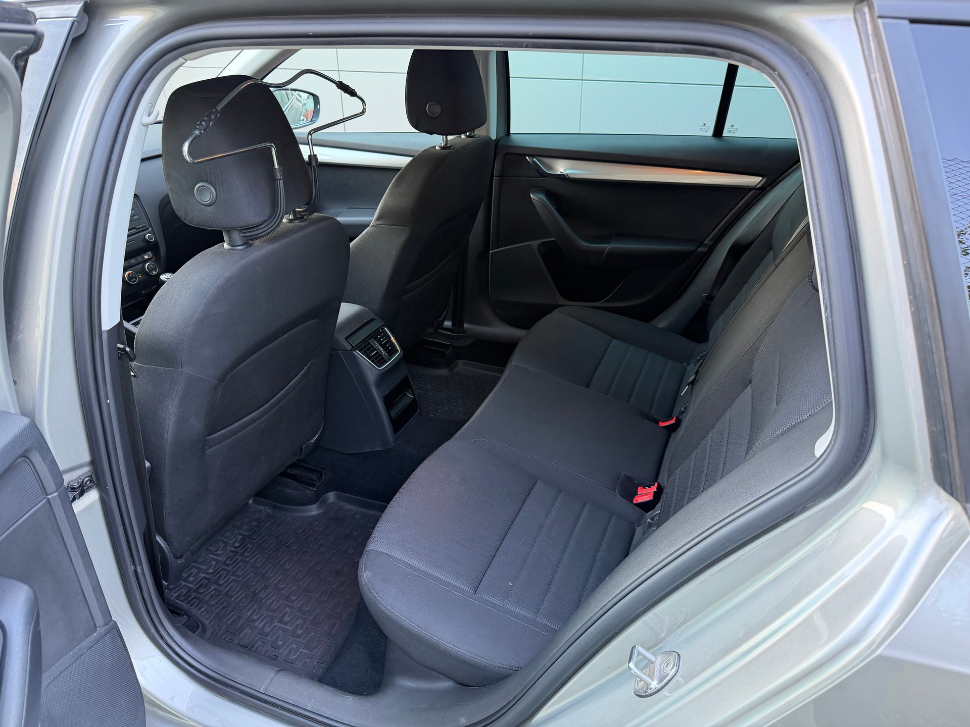 SKODA Octavia Combi 2.0 TDI Fresh 4x4-image-10