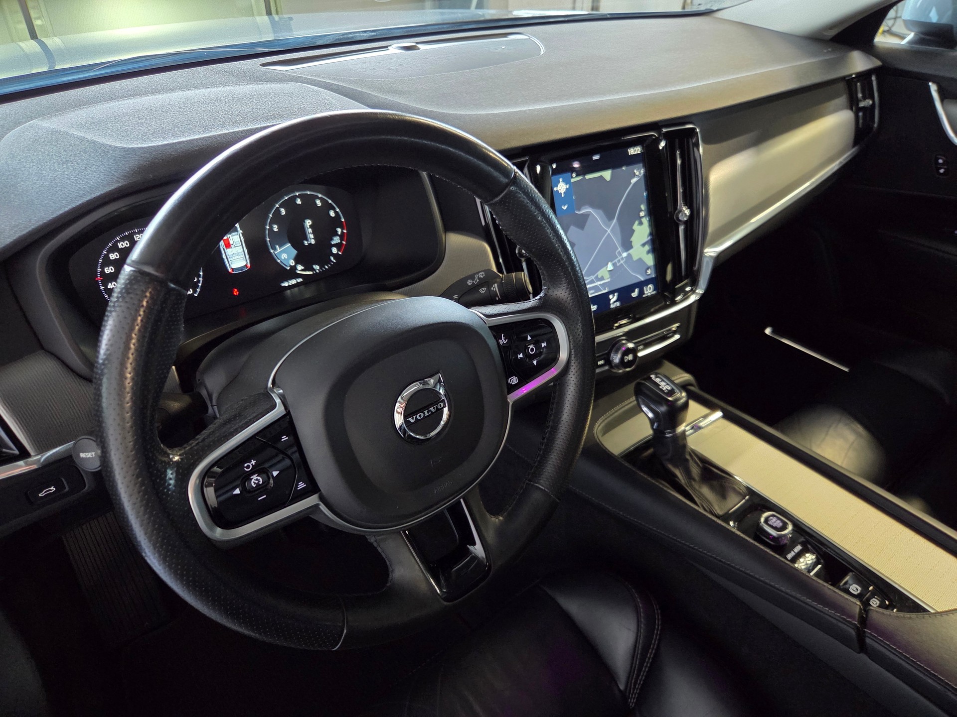 VOLVO V90 Cross Country 2.0 T5 Pro AWD-image-10