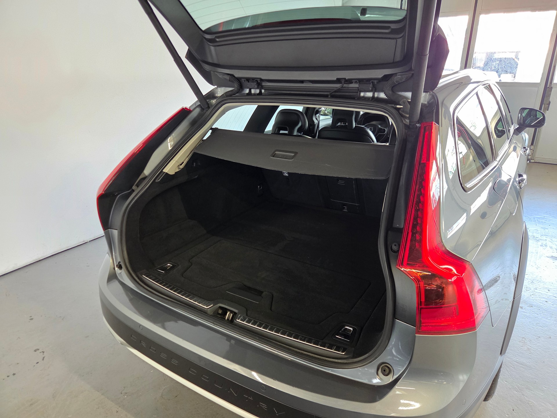 VOLVO V90 Cross Country 2.0 T5 Pro AWD-image-21