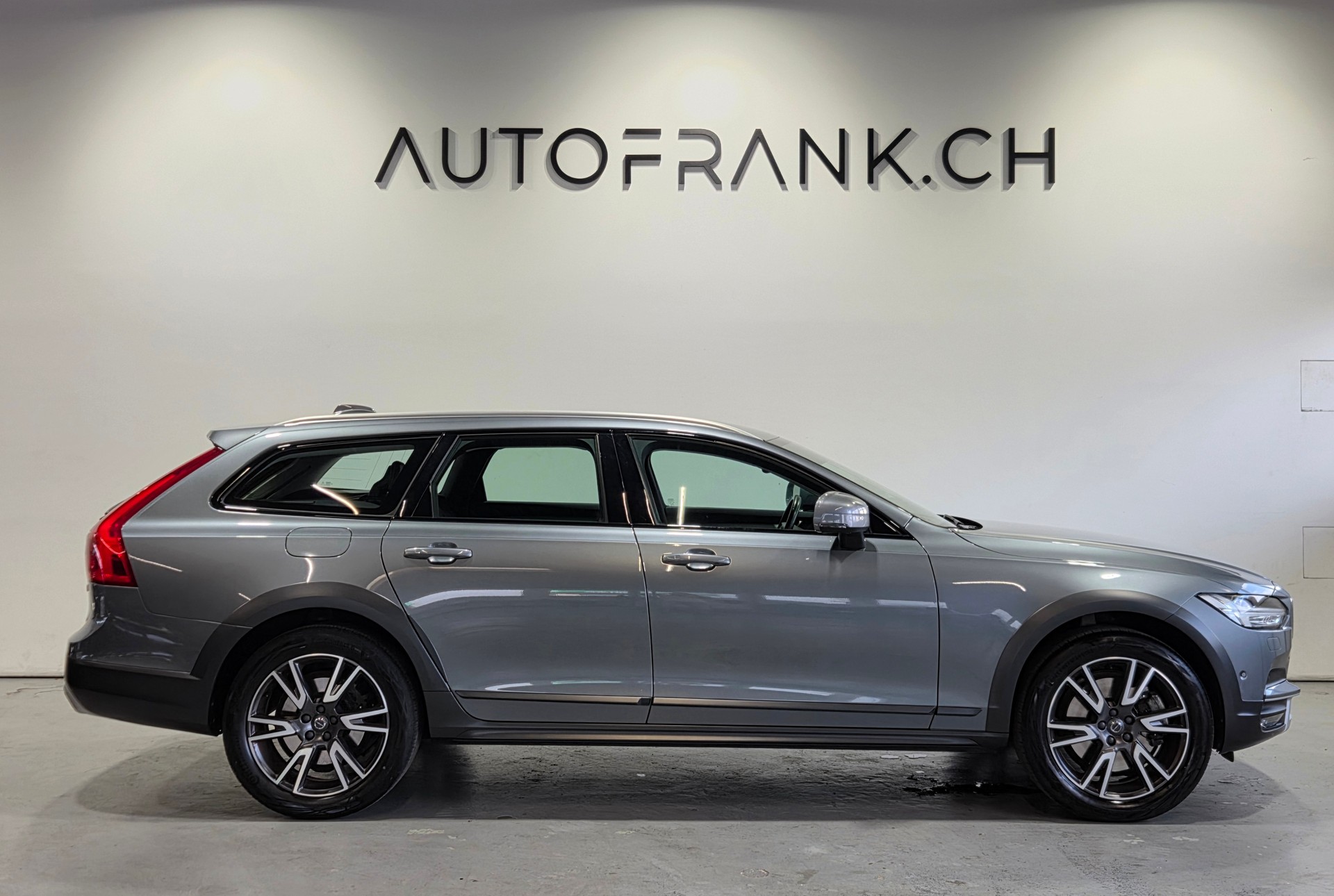 VOLVO V90 Cross Country 2.0 T5 Pro AWD-showroom-element-1
