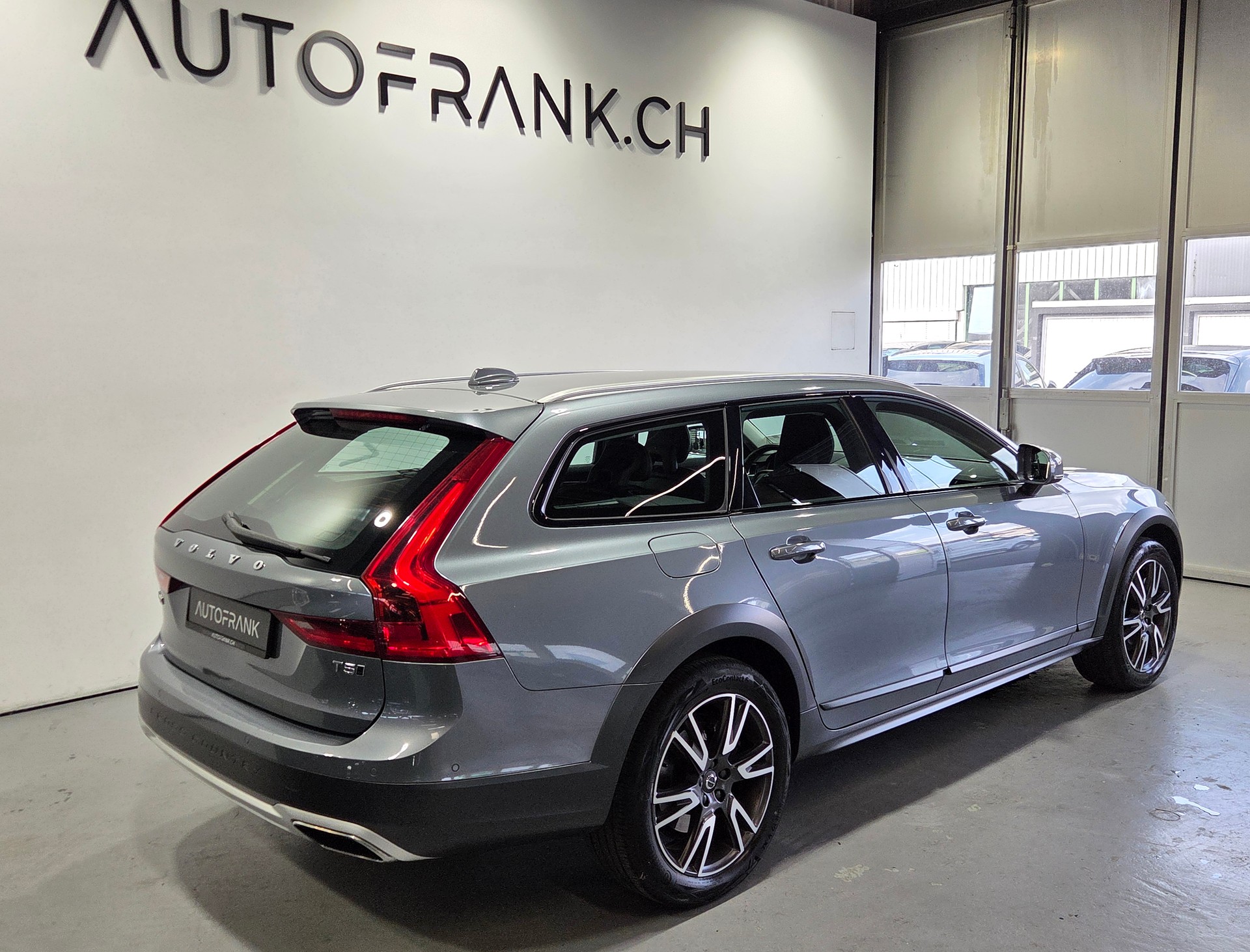 VOLVO V90 Cross Country 2.0 T5 Pro AWD-image-14