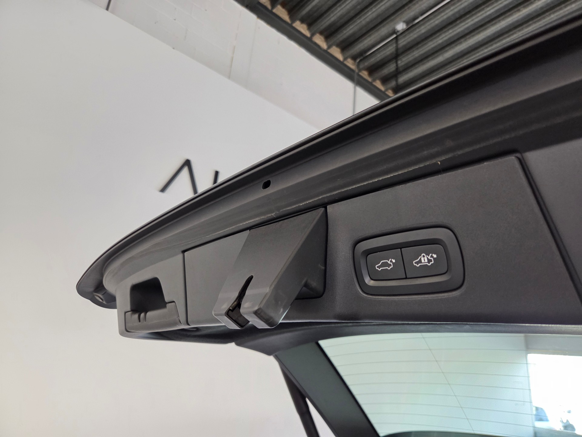 VOLVO V90 Cross Country 2.0 T5 Pro AWD-image-22