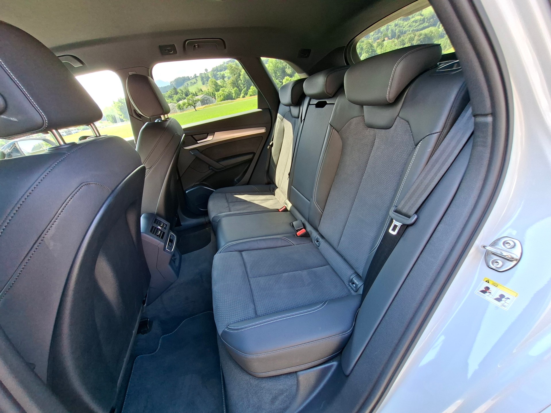 AUDI Q5 40 TDI Black Edition quattro S-tronic *CH-Fahrzeug m. ASSP+8-fach bereift m. Pneu*-image-14