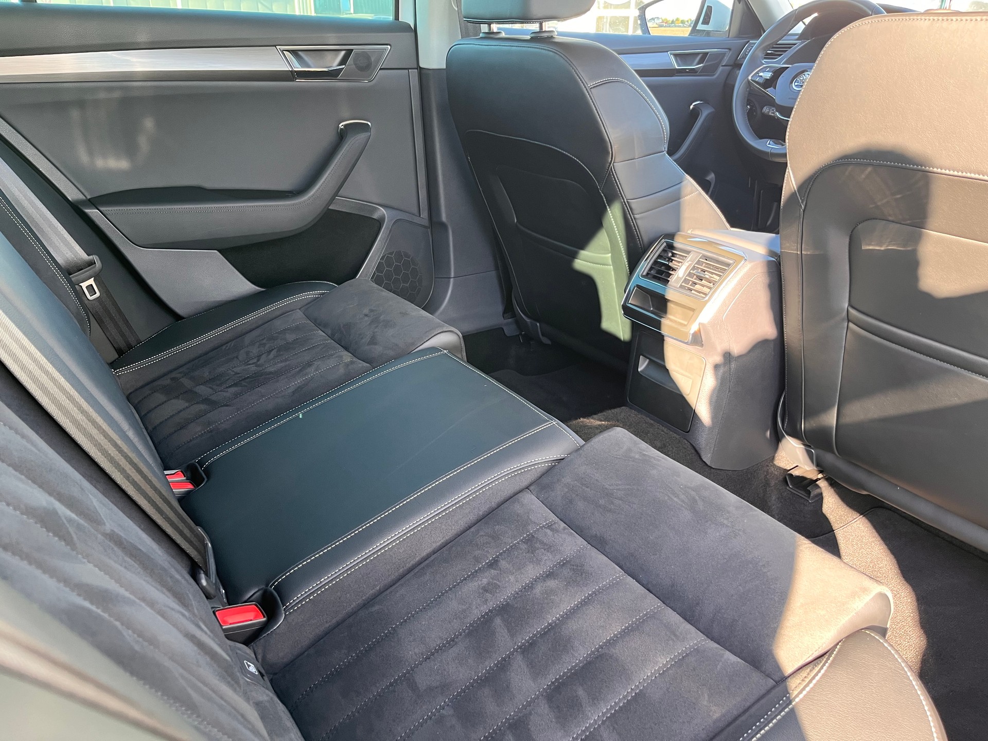 SKODA Superb Combi 2.0 TDi Style 4x4 DSG * MY SKODA PAKET - LEDER ALCANTARA - PEARL WEISS METALLIC - AHK 2200kg *-image-16