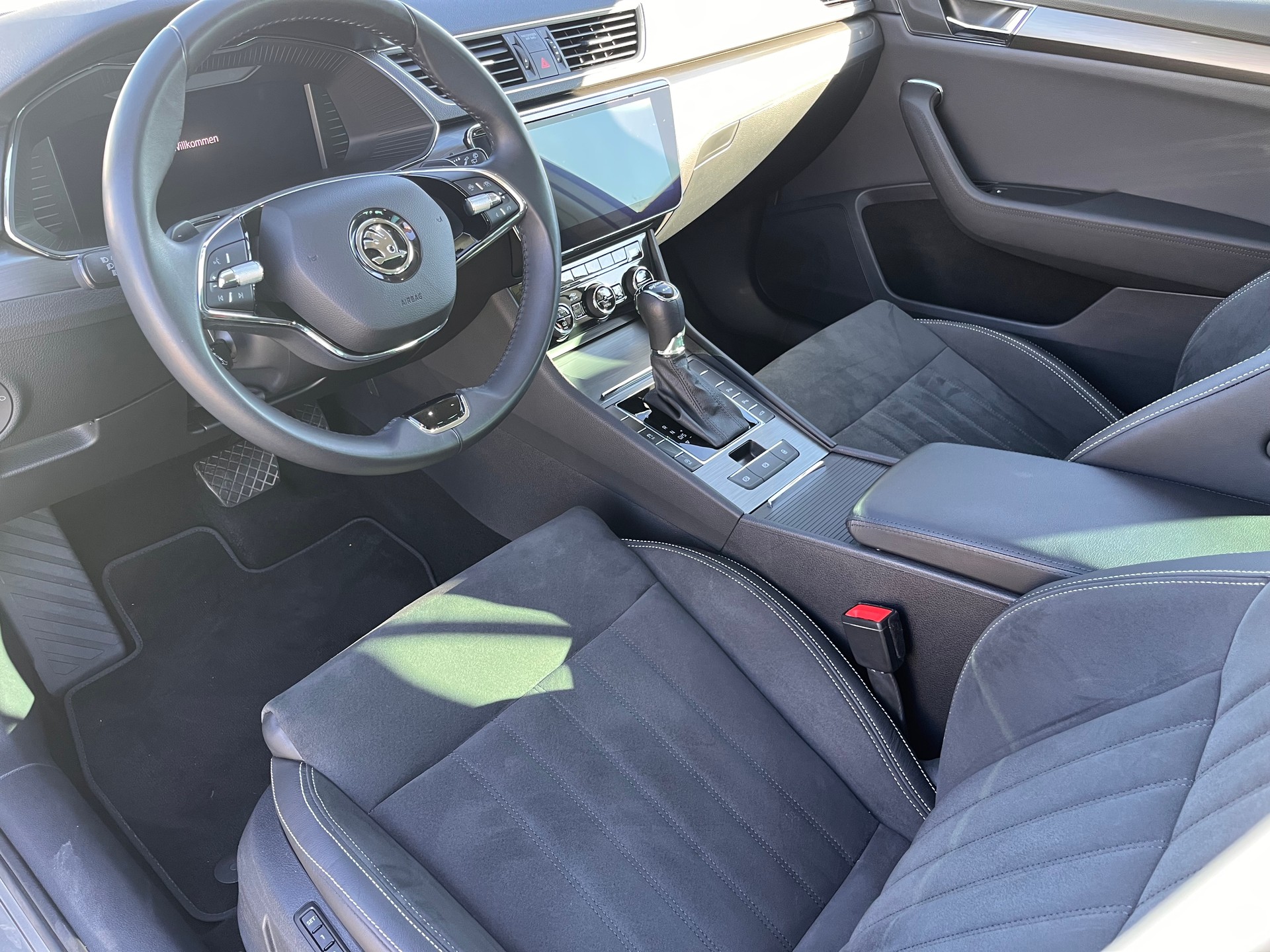 SKODA Superb Combi 2.0 TDi Style 4x4 DSG * MY SKODA PAKET - LEDER ALCANTARA - PEARL WEISS METALLIC - AHK 2200kg *-image-13