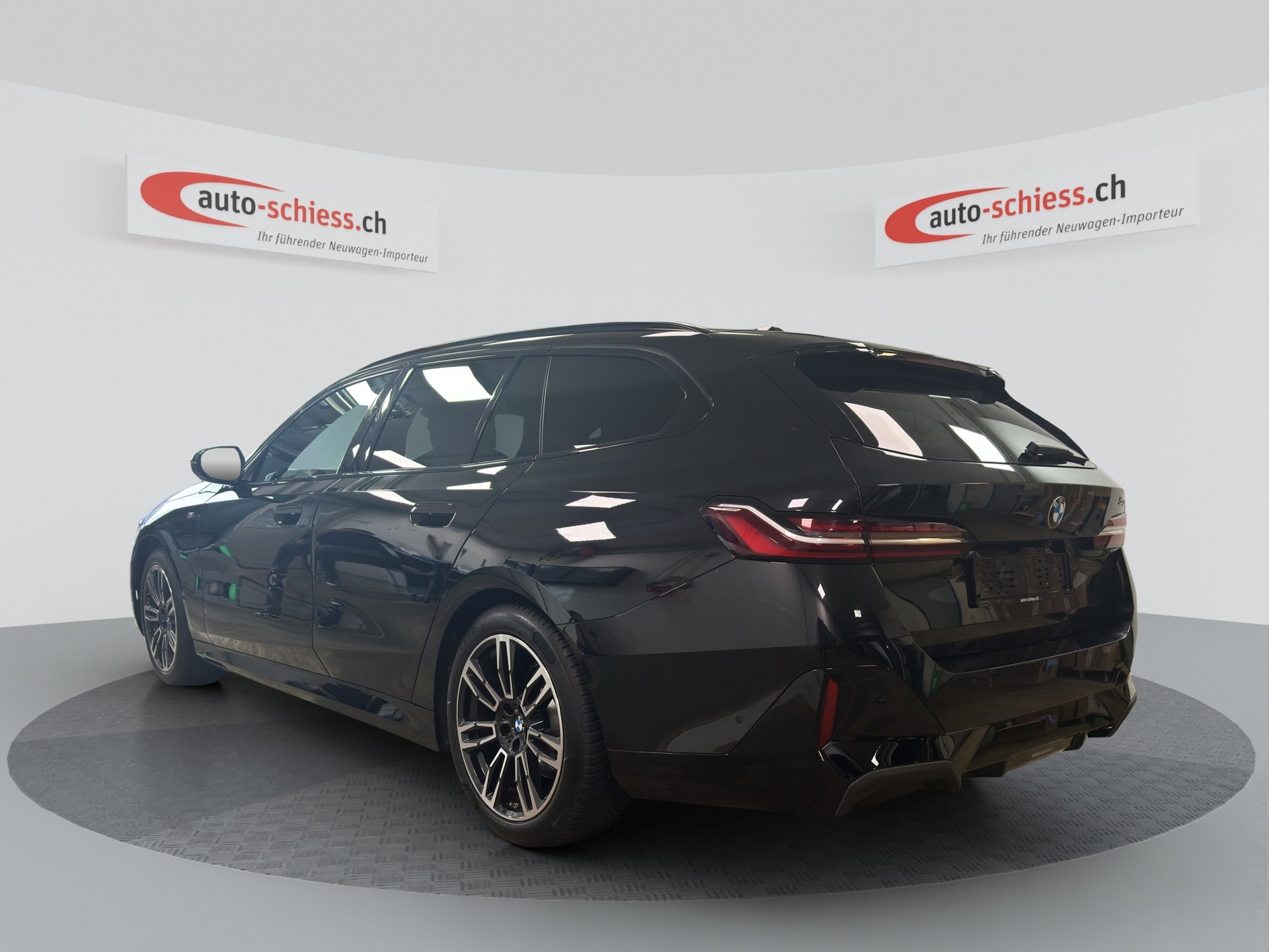 BMW 520i sDrive 48V Touring M Sport Steptronic-showroom-element-2