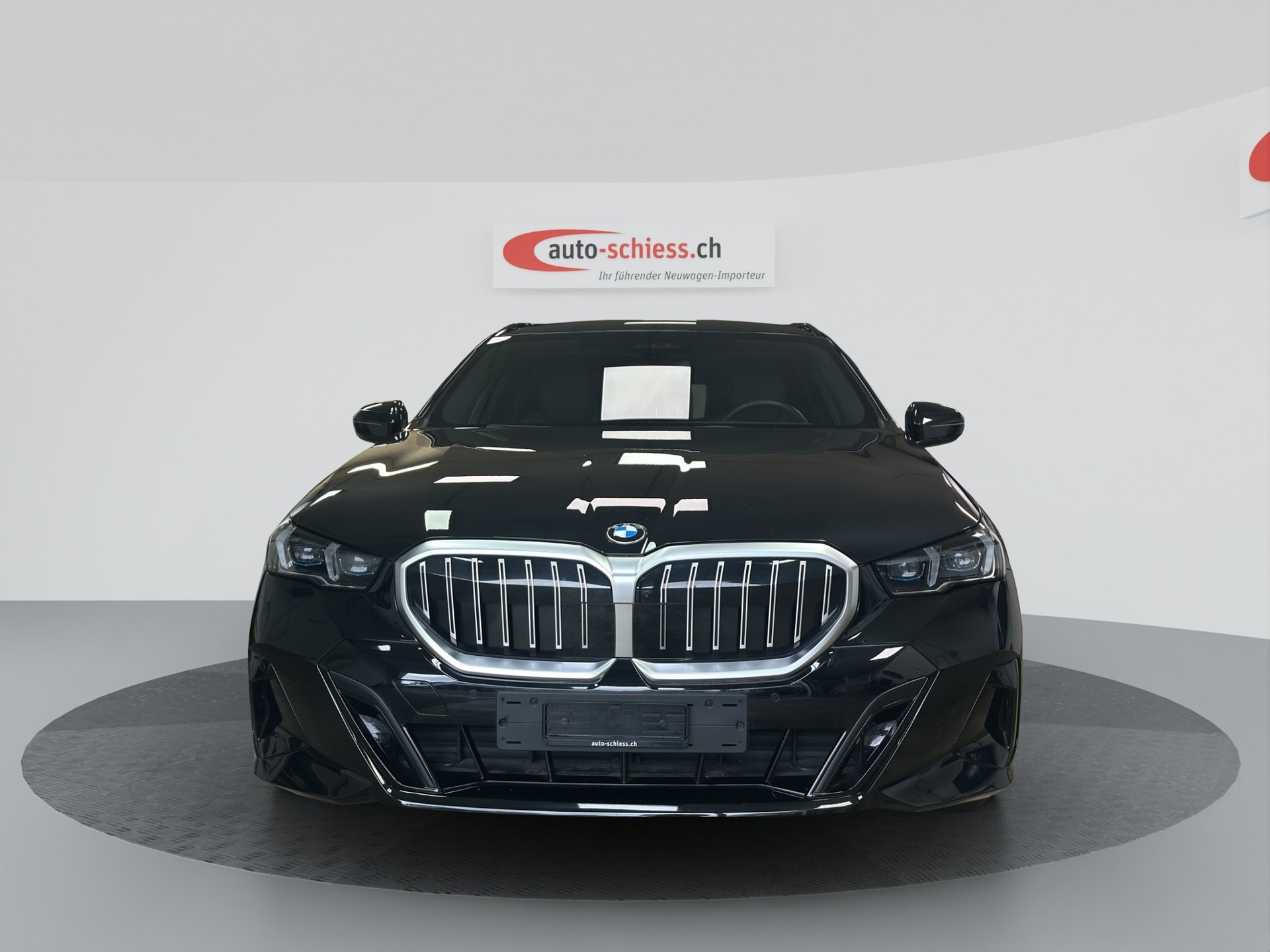 BMW 520i sDrive 48V Touring M Sport Steptronic-showroom-element-1