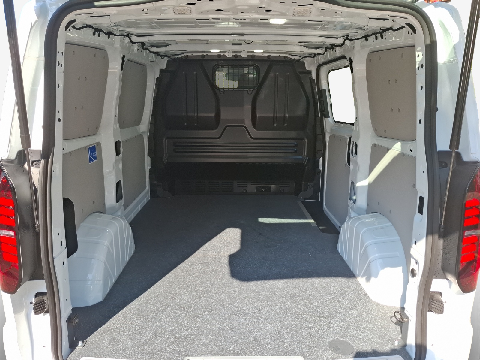 VW Transporter 2.0 TDI-image-12