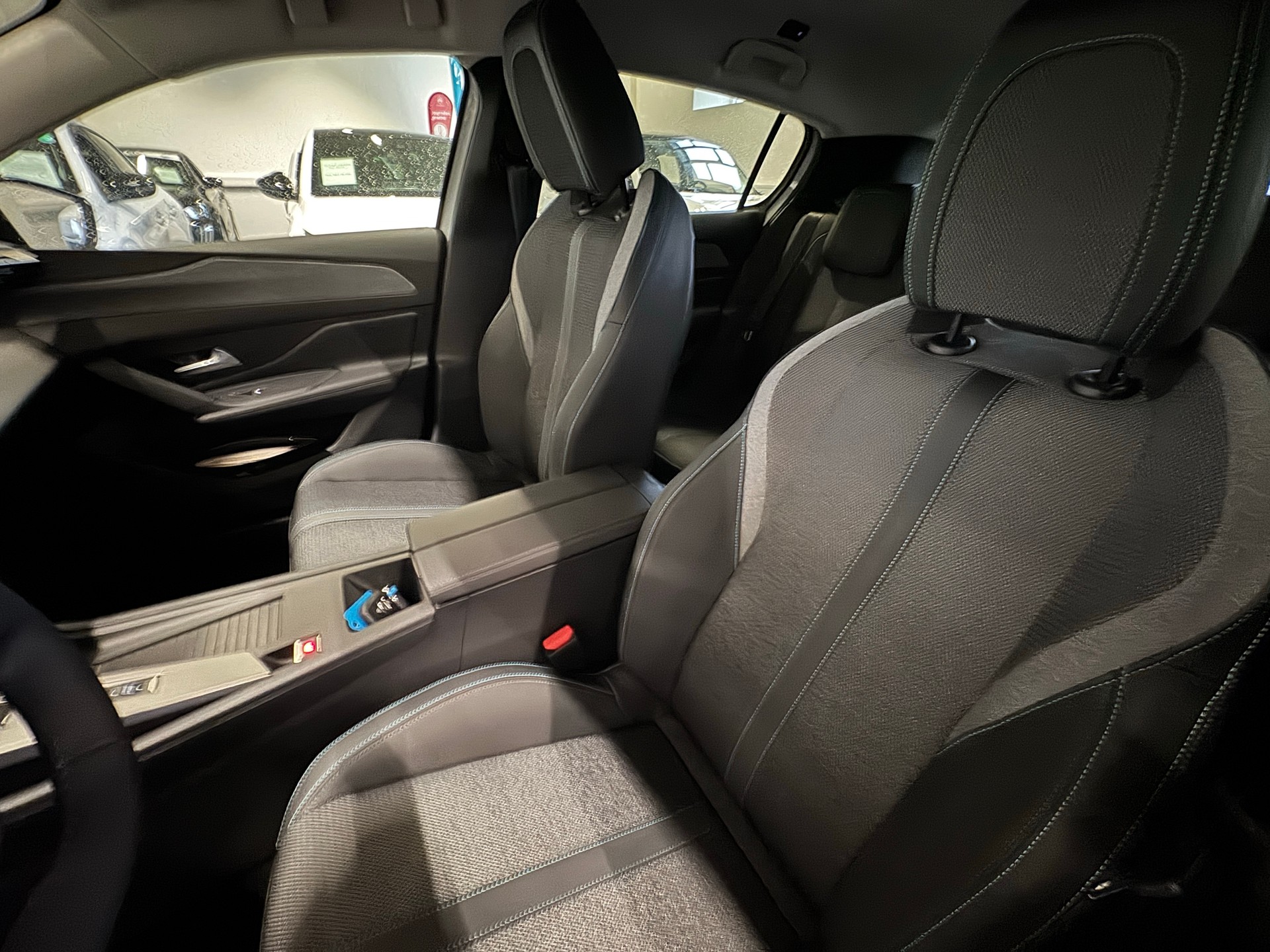 PEUGEOT 308 1.2 HEV 145 Allure-image-6