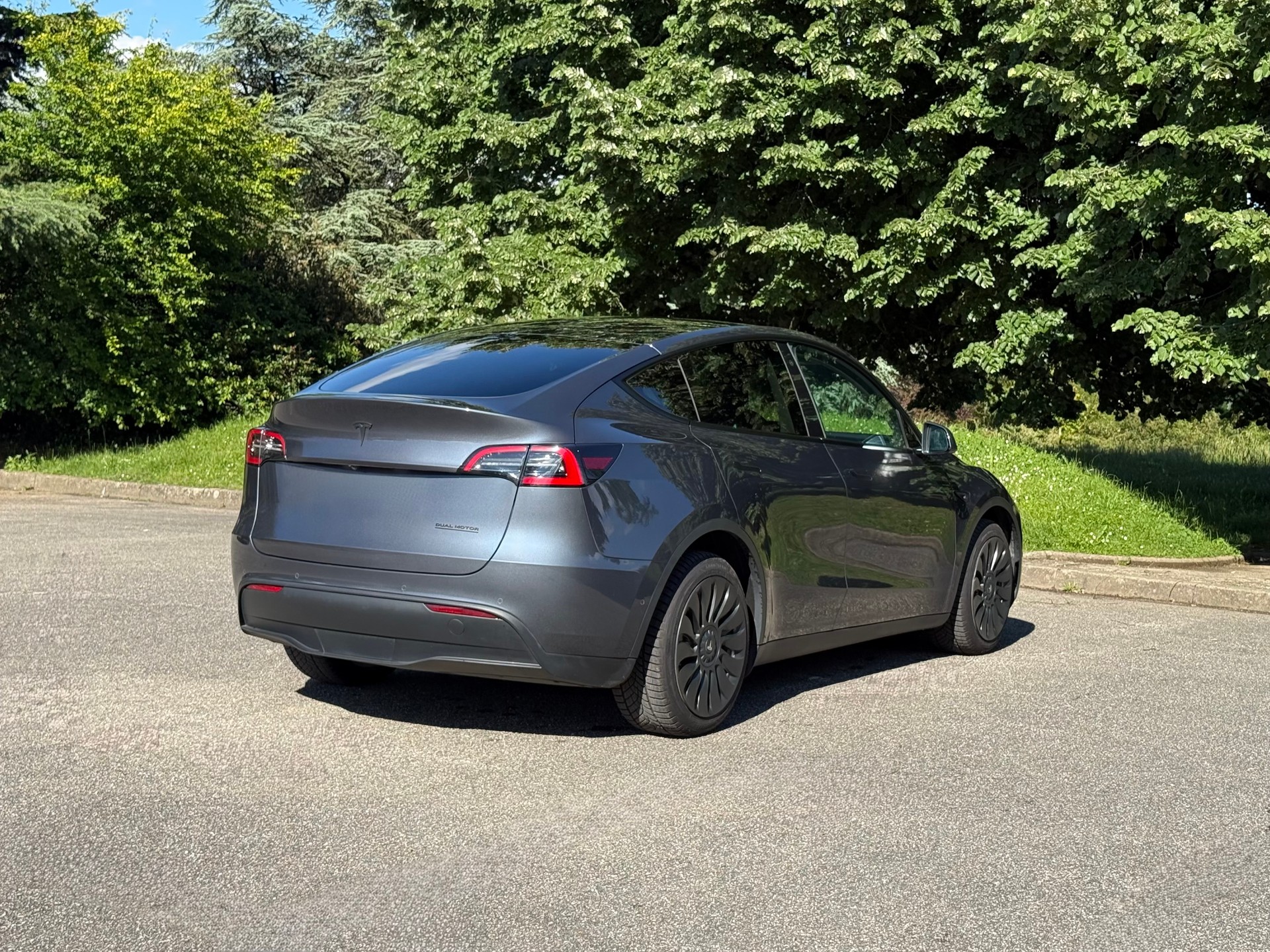 TESLA Model Y Long Range AWD-image-3