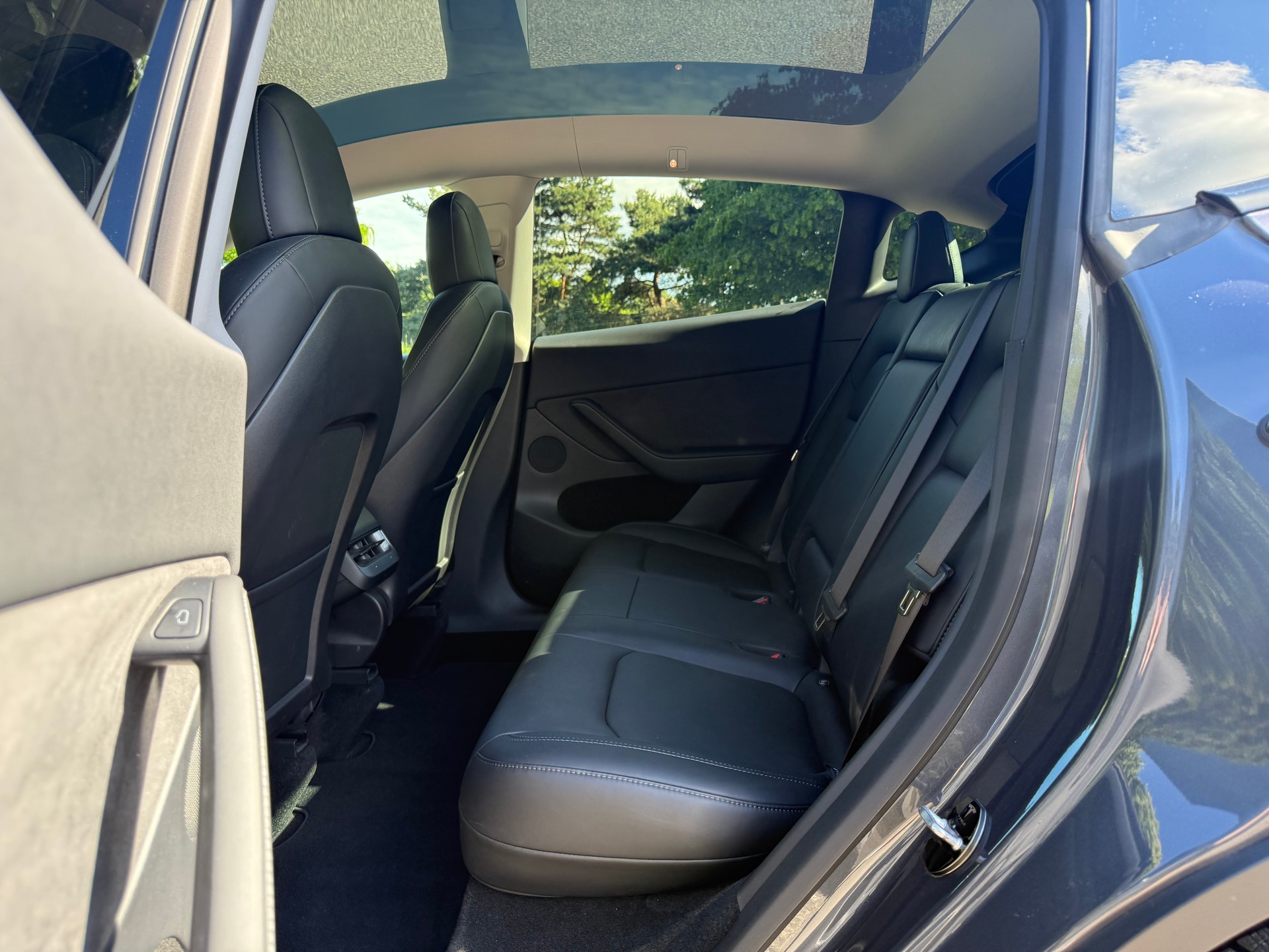 TESLA Model Y Long Range AWD-image-9
