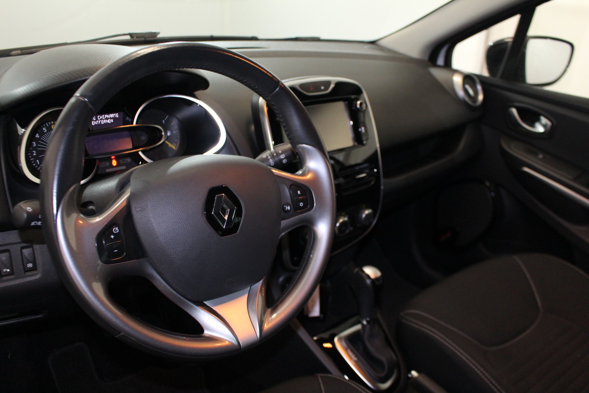 RENAULT Clio 1.2 TCe 120 Limited S/S-image-11