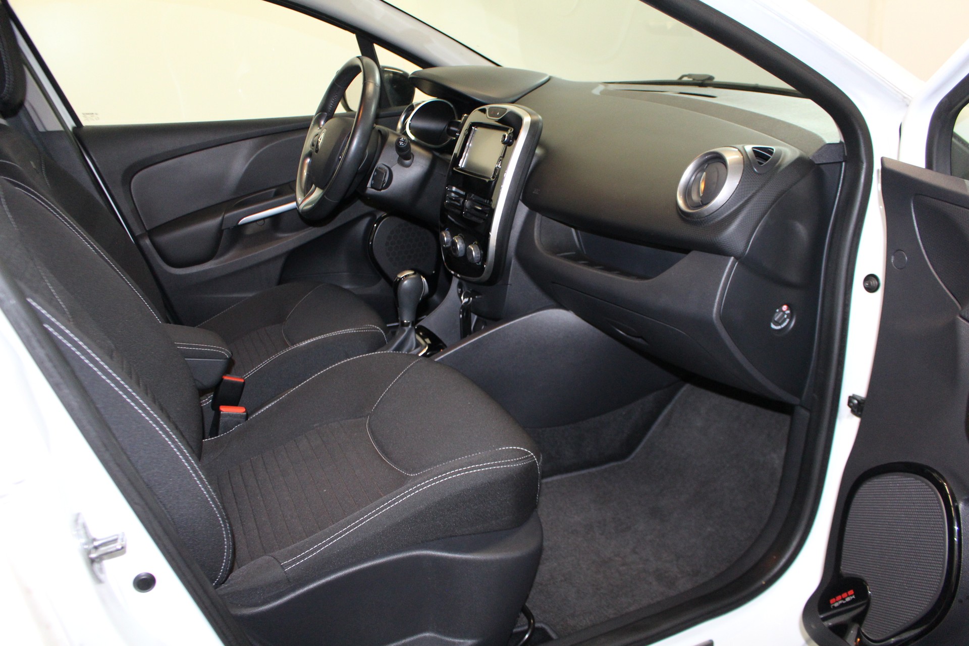 RENAULT Clio 1.2 TCe 120 Limited S/S-image-10