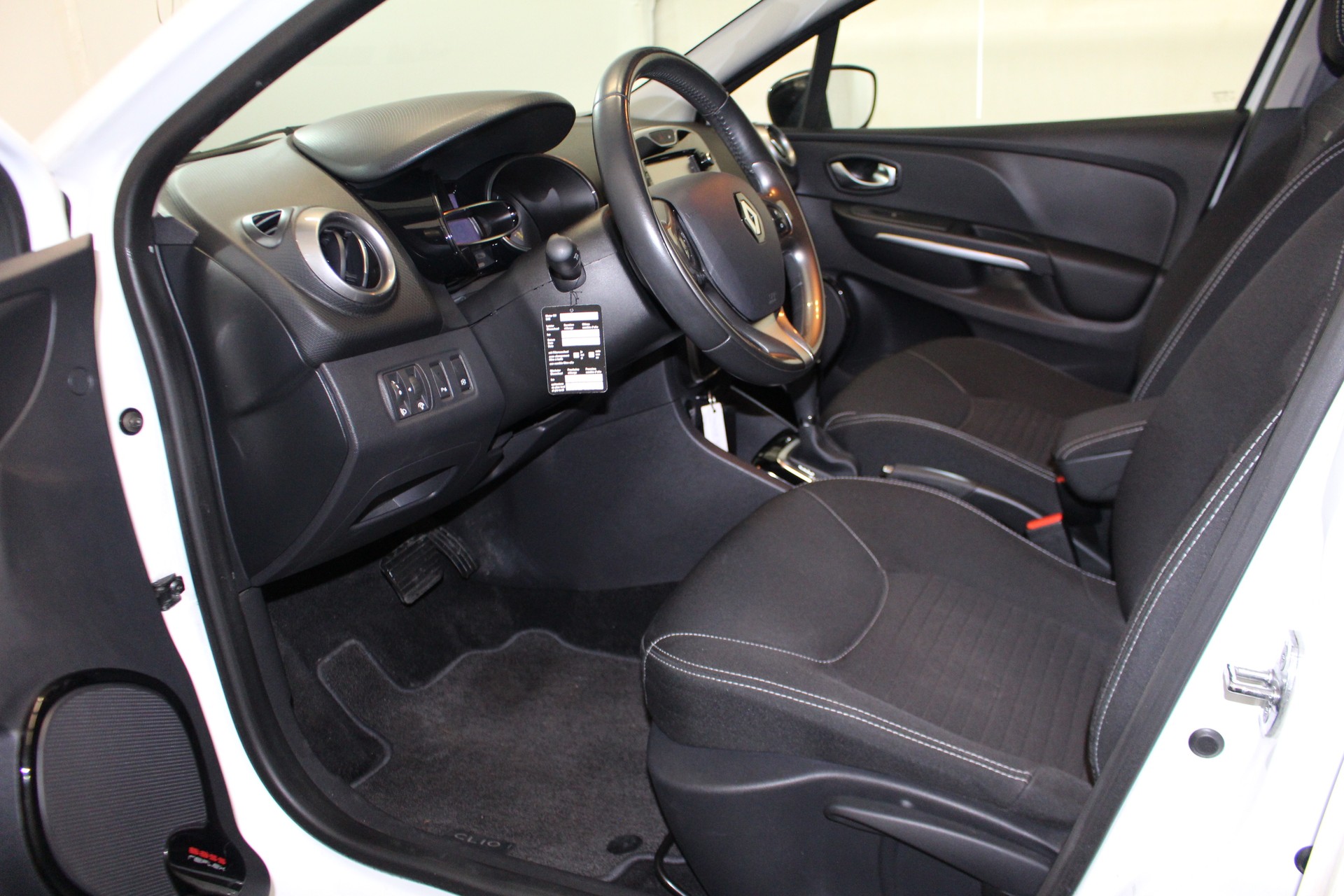 RENAULT Clio 1.2 TCe 120 Limited S/S-image-6