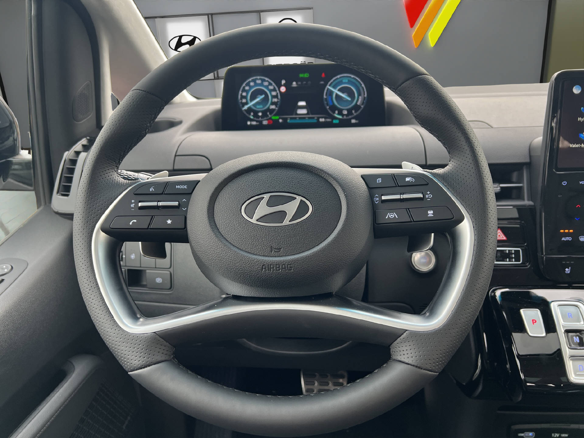 HYUNDAI Staria Premium 1.6 GDi HEV Vertex-image-7