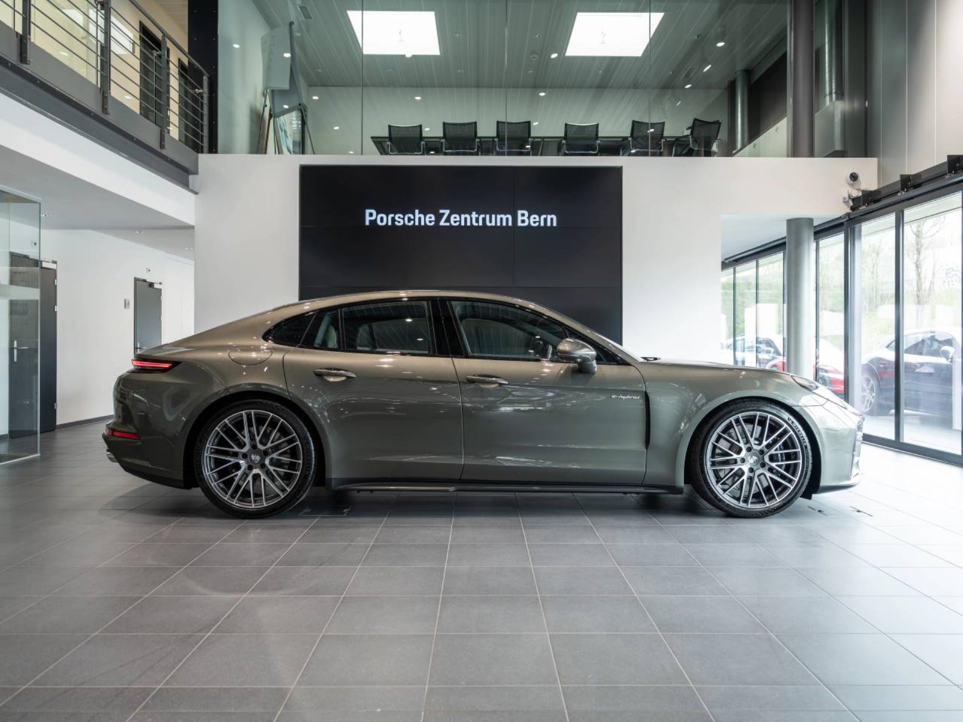 PORSCHE Panamera 4S E-Hybrid-showroom-element-1