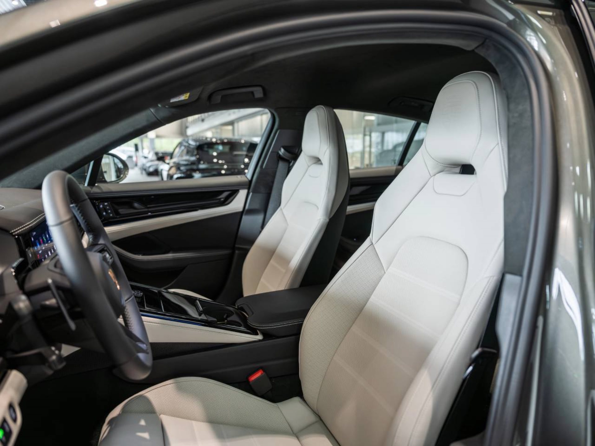 PORSCHE Panamera 4S E-Hybrid-image-4