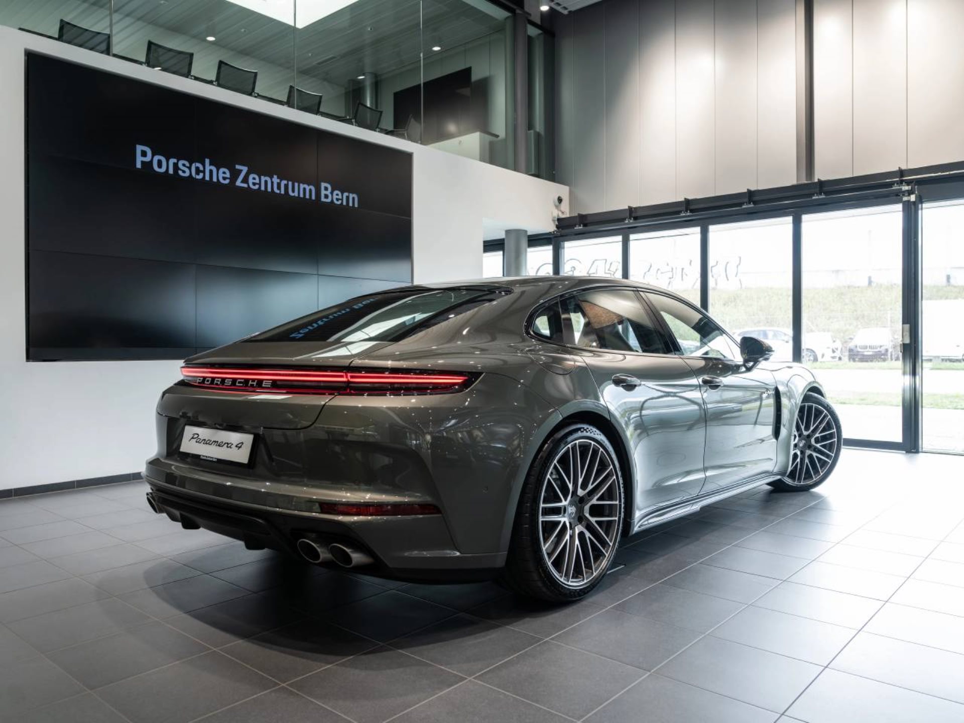 PORSCHE Panamera 4S E-Hybrid-showroom-element-2